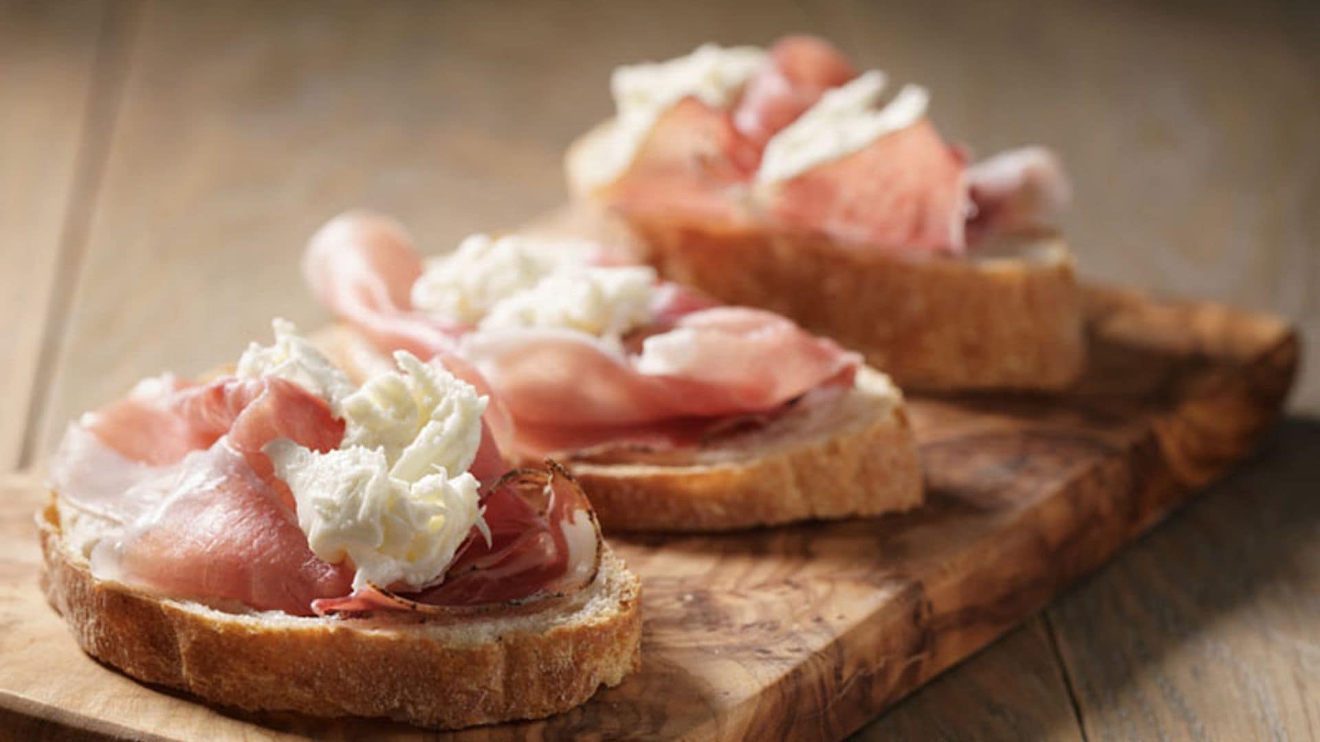 Canapés de mozzarella y jamón