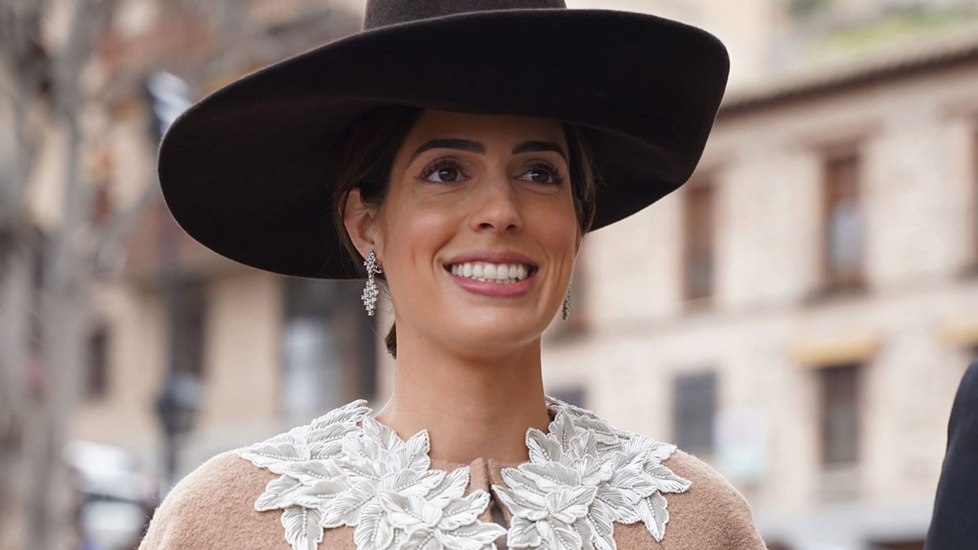 Sofía Palazuelo, pura elegancia premamá con un abrigo bordado y pamela en la boda de su hermano