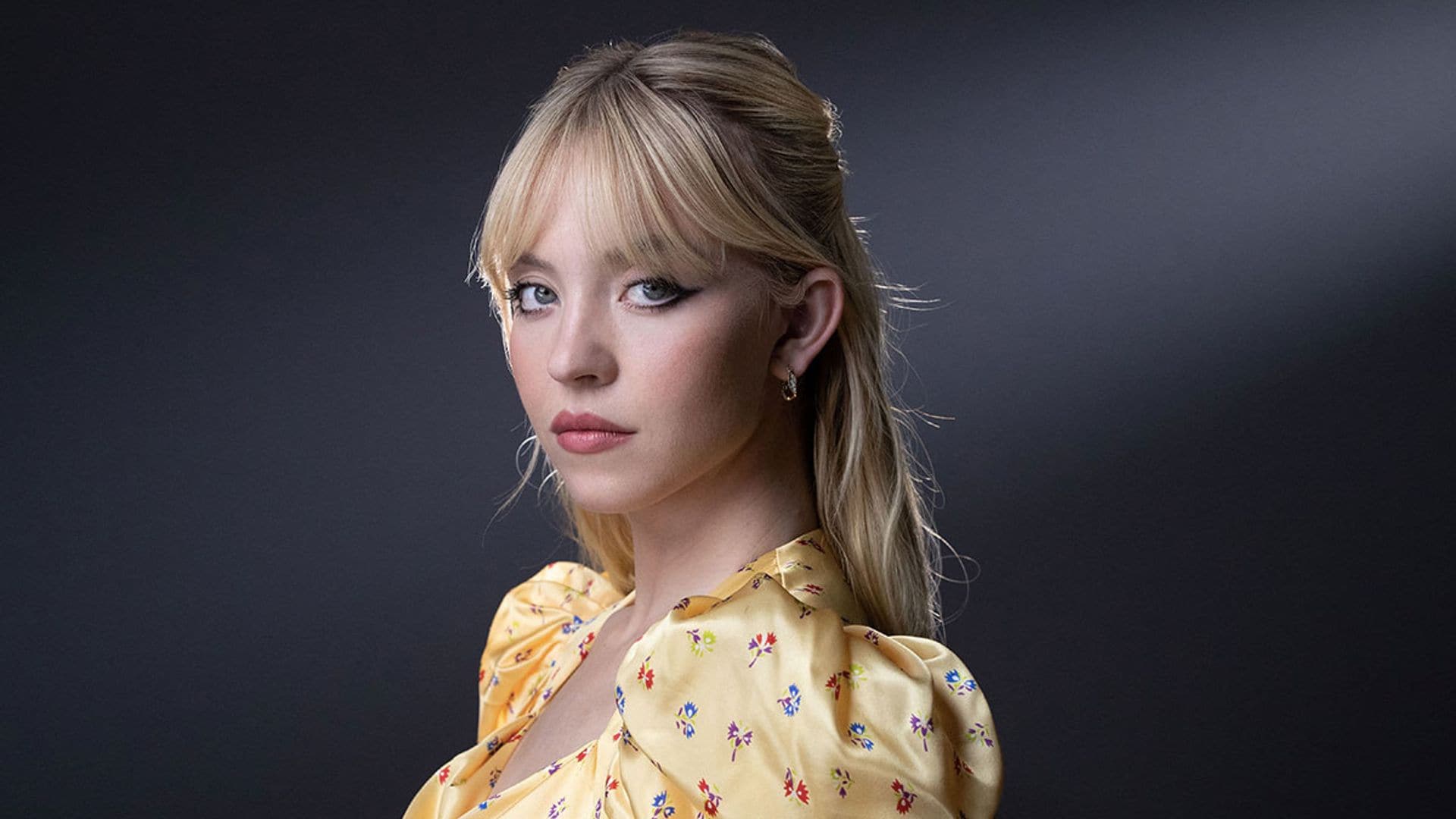 Si te vas a rendir a la minifalda que es tendencia esta primavera, hazlo como Sydney Sweeney