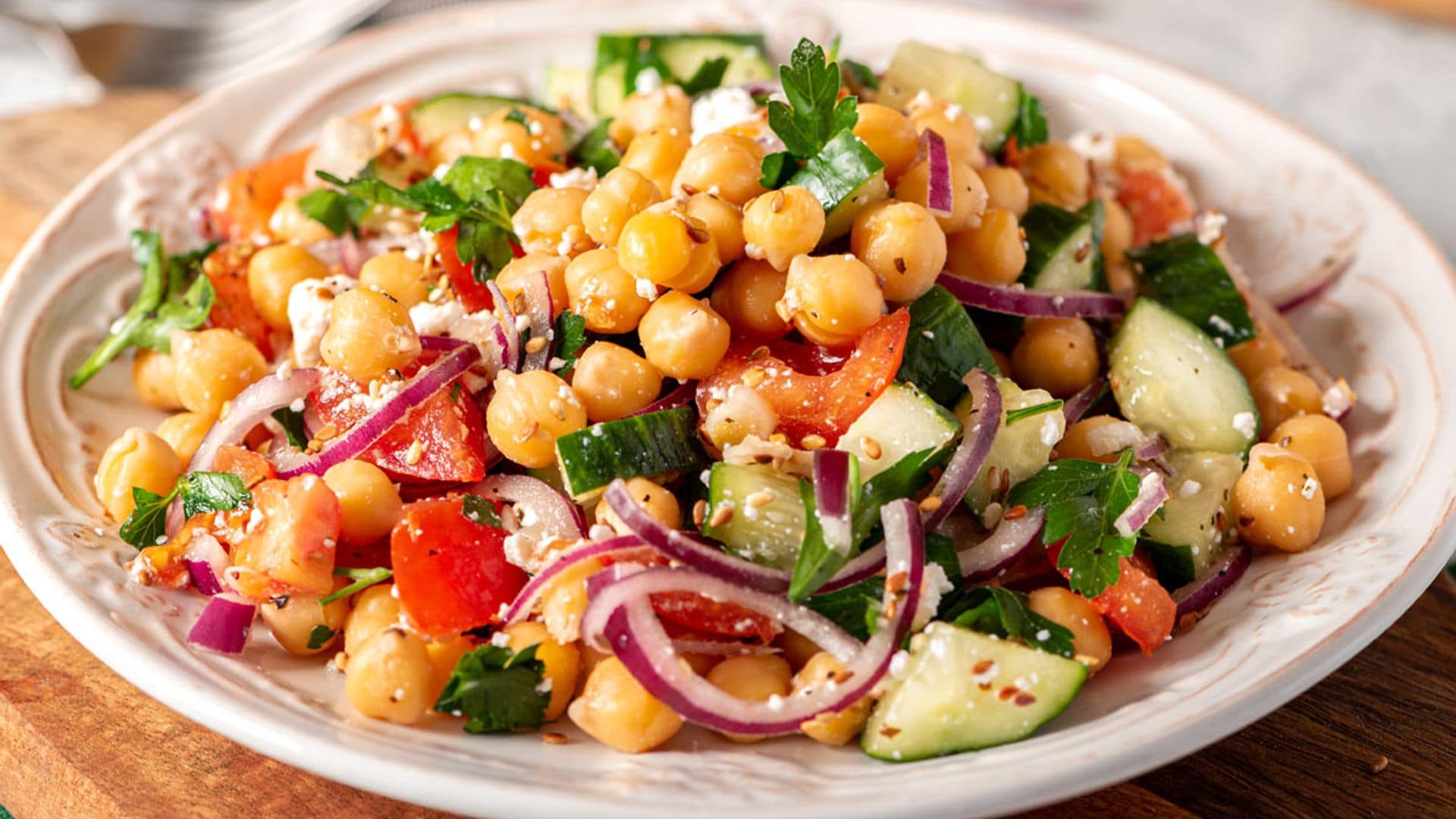 Ensalada de garbanzos, tomate y perejil