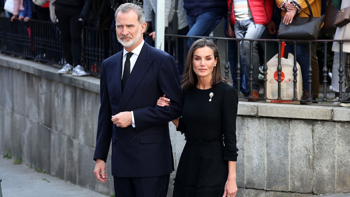 Los reyes Felipe y Letizia, junto a don Juan Carlos y doña Sofía, encabezan  el funeral por Fernando Gómez-Acebo