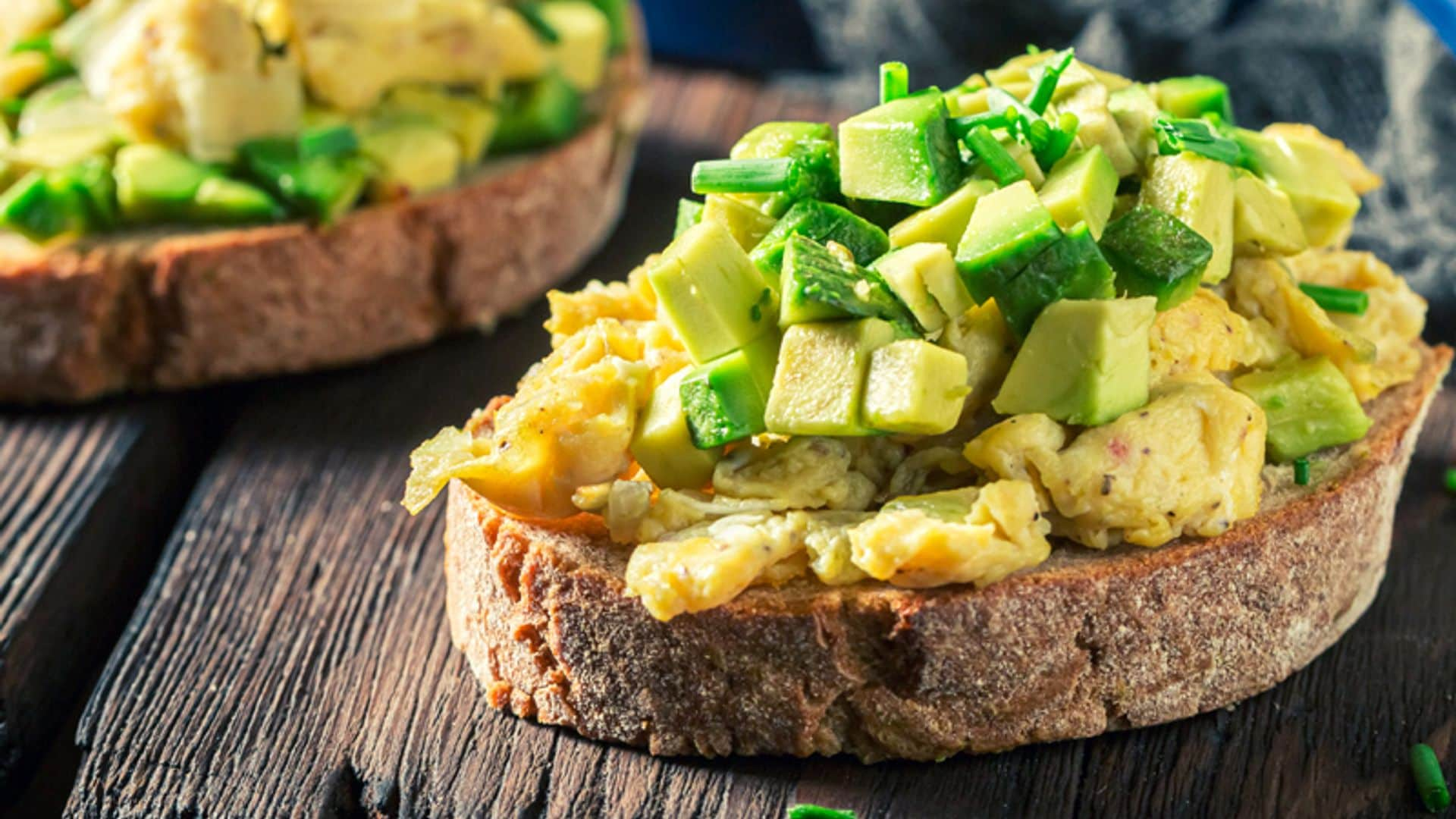 Tostas de huevos revueltos con aguacate