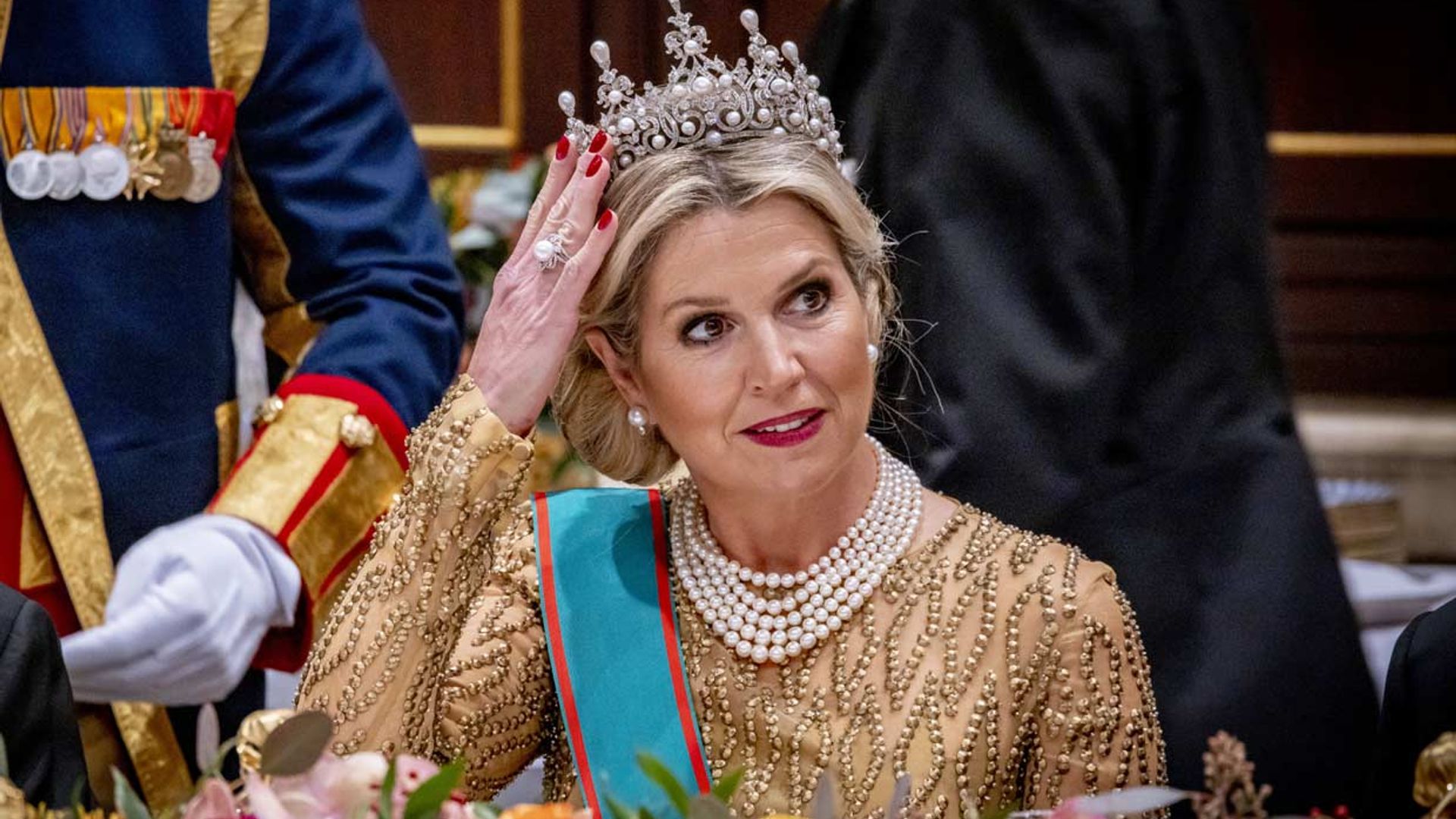 Máxima, impecable look de gala con la tiara 'Württemberg' y un espectacular collar de perlas