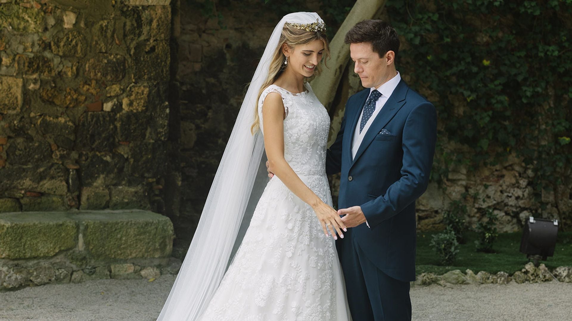 La historia de Pilar, la novia del vestido romántico que se casó en un castillo junto al mar