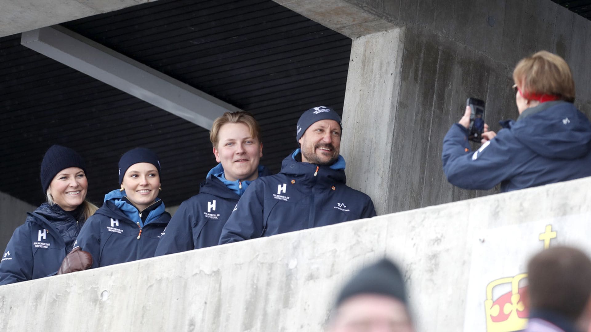 Ingrid de Noruega hace un alto en su formación militar para acudir a un campeonato de esquí