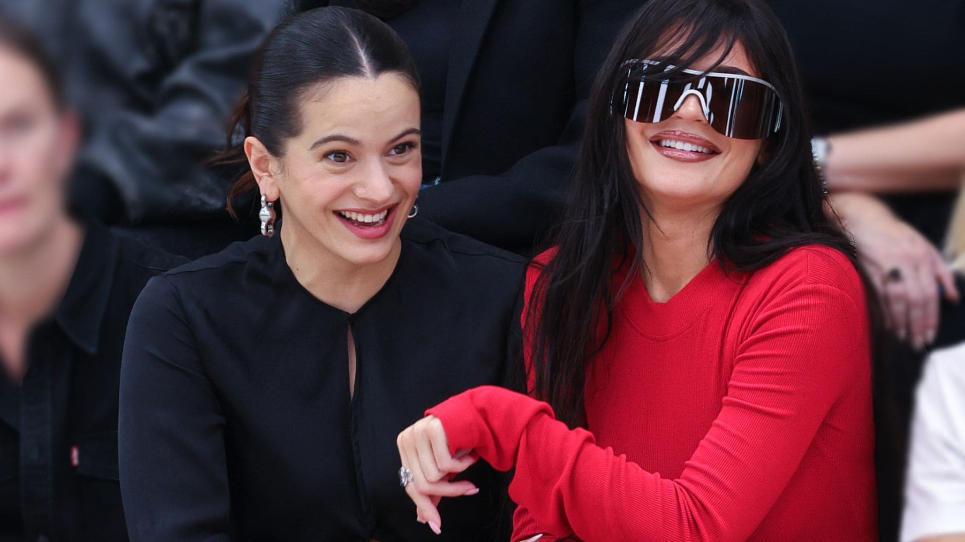 Rosalía y Kylie Jenner, protagonistas de las imágenes más divertidas y cómplices en el desfile de Acne Studios