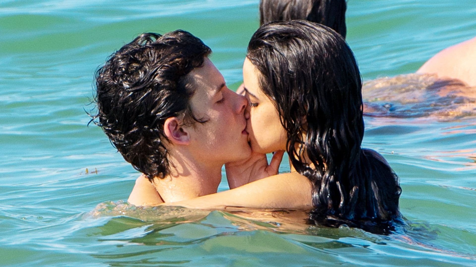 Camila Cabello y Shawn Mendes se comen a besos