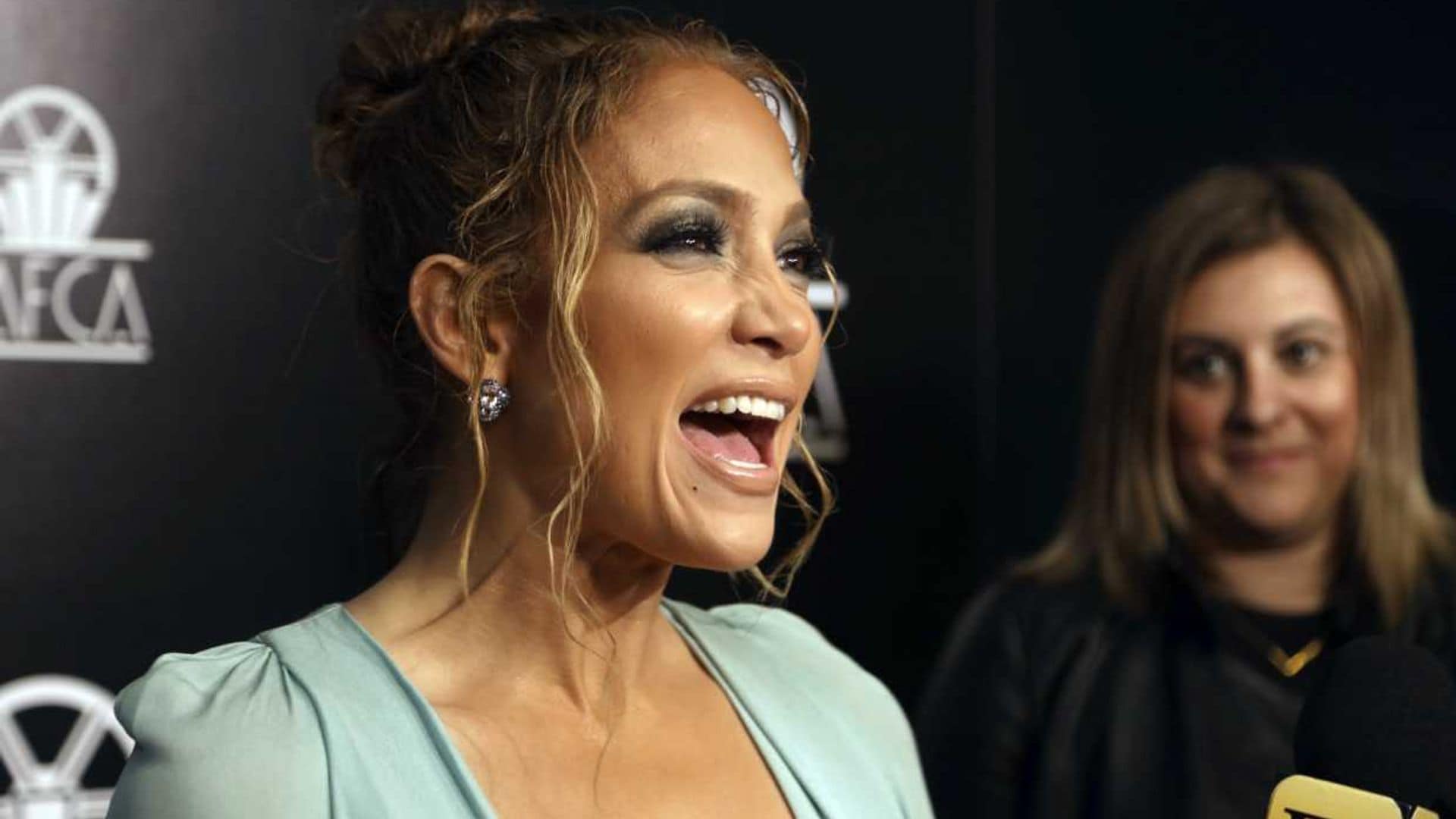 Jennifer Lopez no pudo evitar emocionarse al conocer a Pedro Almodóvar