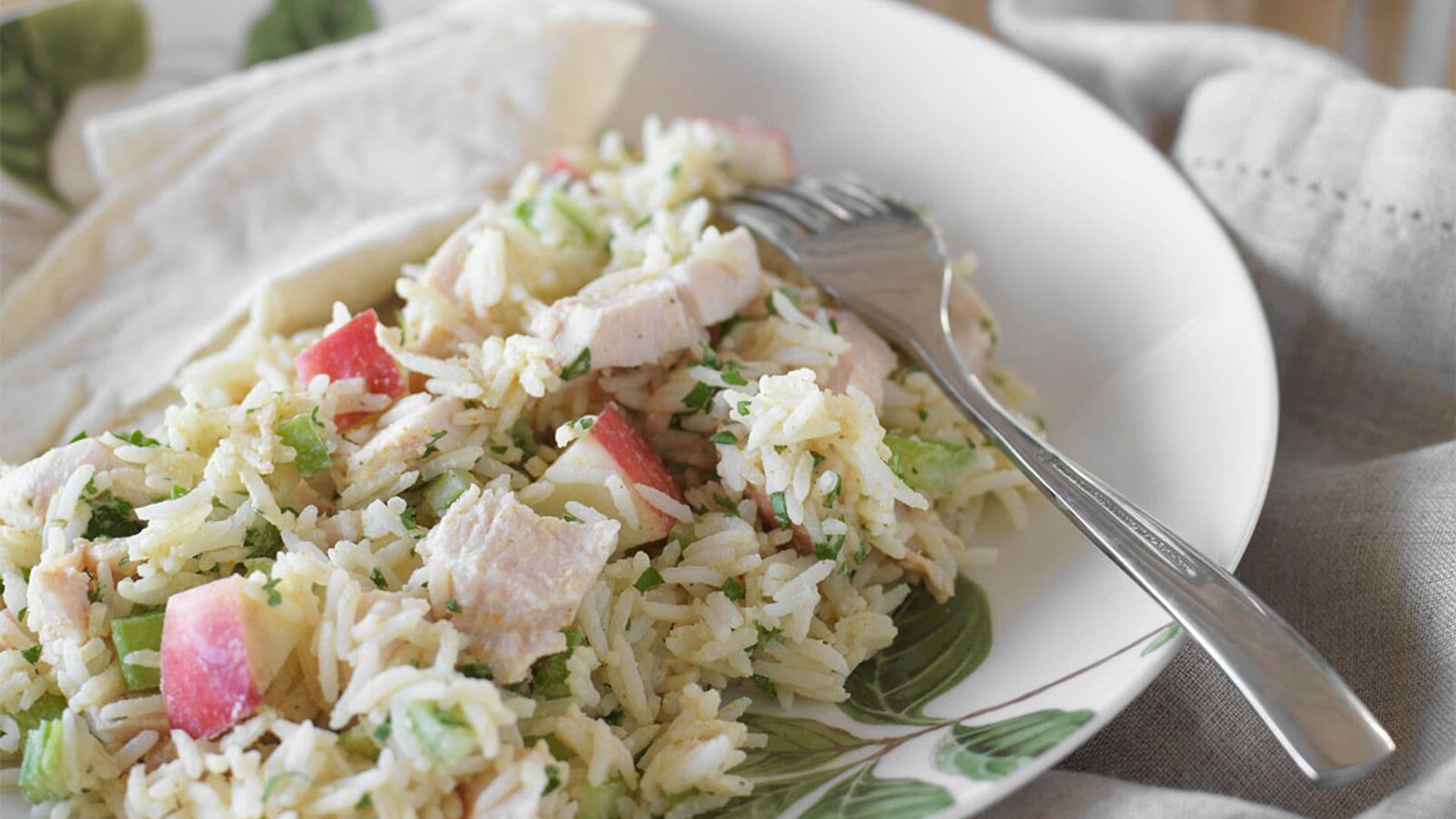 Ensalada de arroz con pollo ahumado, apio y manzana