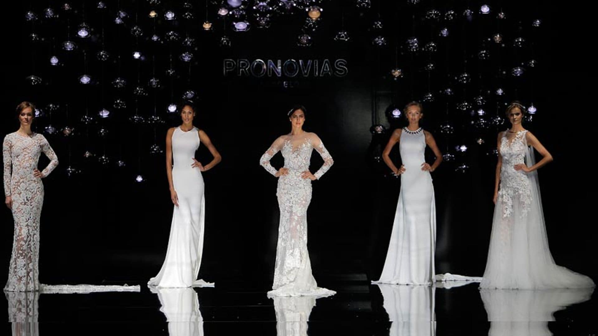 Así ha sido el desfile de Pronovias con sus propuestas de vestidos de novia para 2017