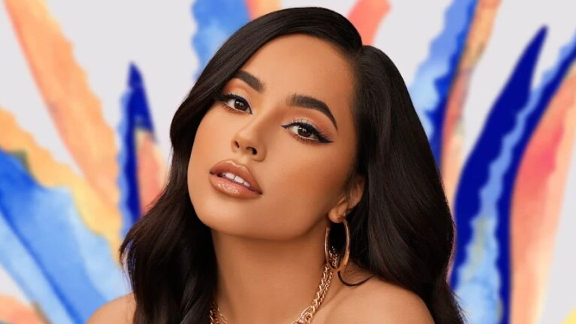 Becky G enfrenta acusaciones de plagio y defiende su marca de cosméticos