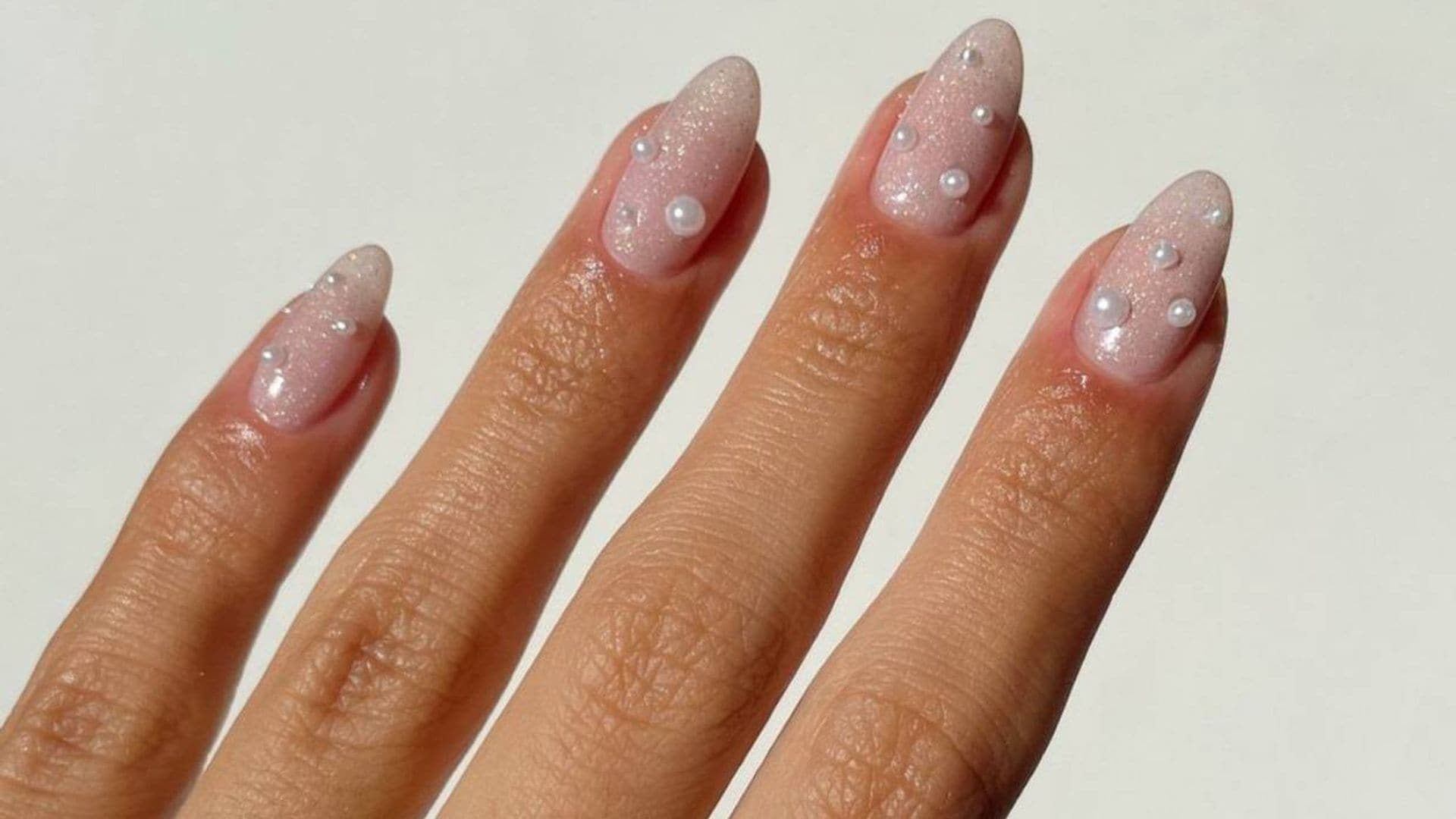 Cuando la manicura es tu mejor joya: prueba la uñas con perlas de tendencia