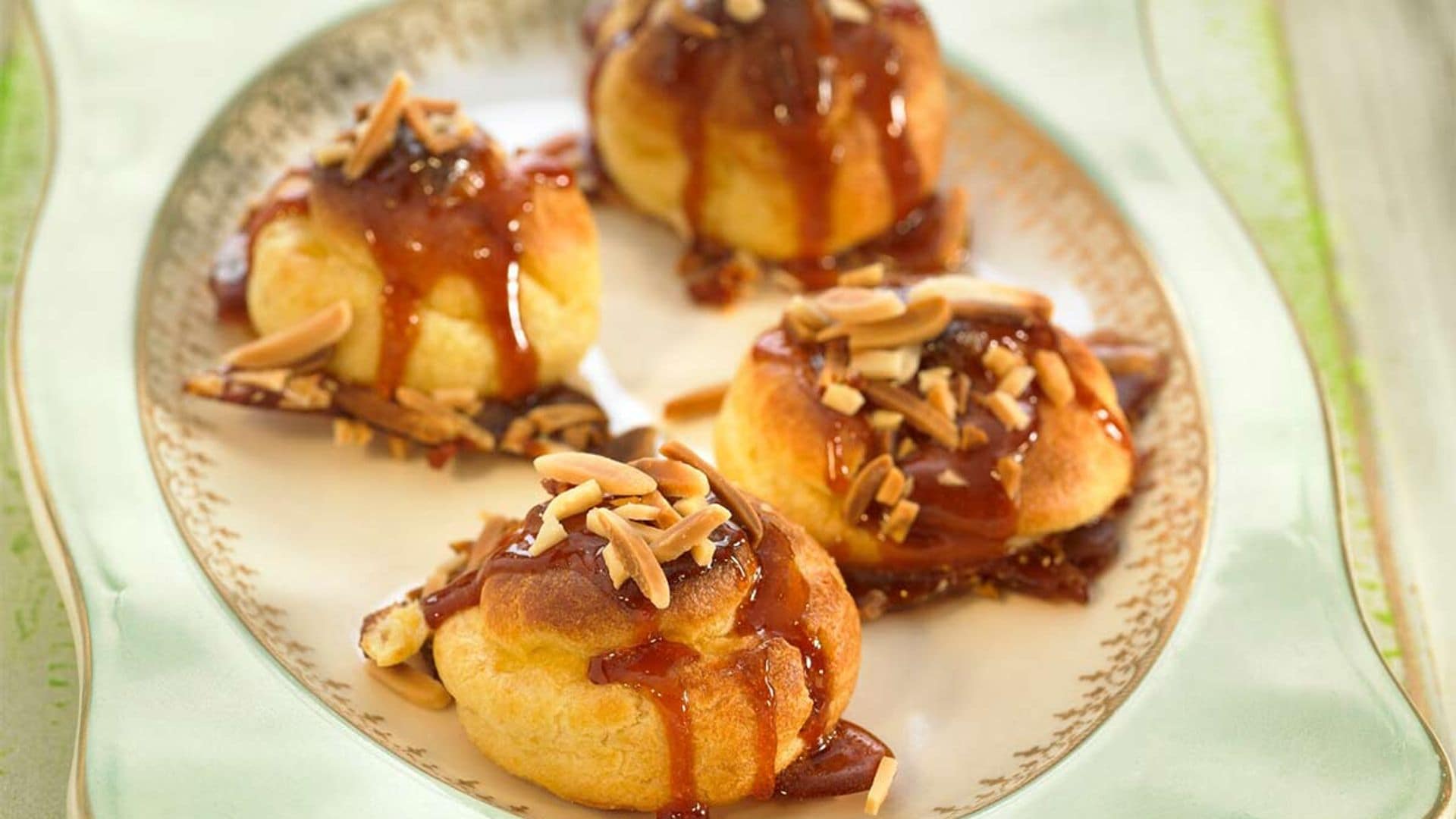 Profiteroles rellenos de crema 'frangipane' con caramelo