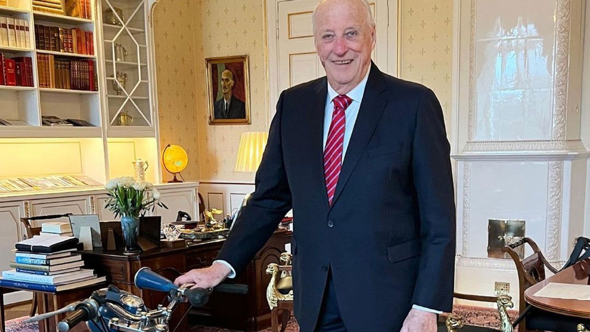 El regalo del personal de Palacio a Harald de Noruega por su 86º cumpleaños