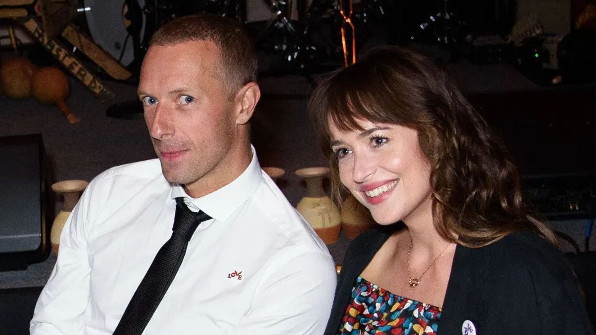 Dakota Johnson y Chris Martin siguen 'juntos y felices' pese a los rumores de ruptura