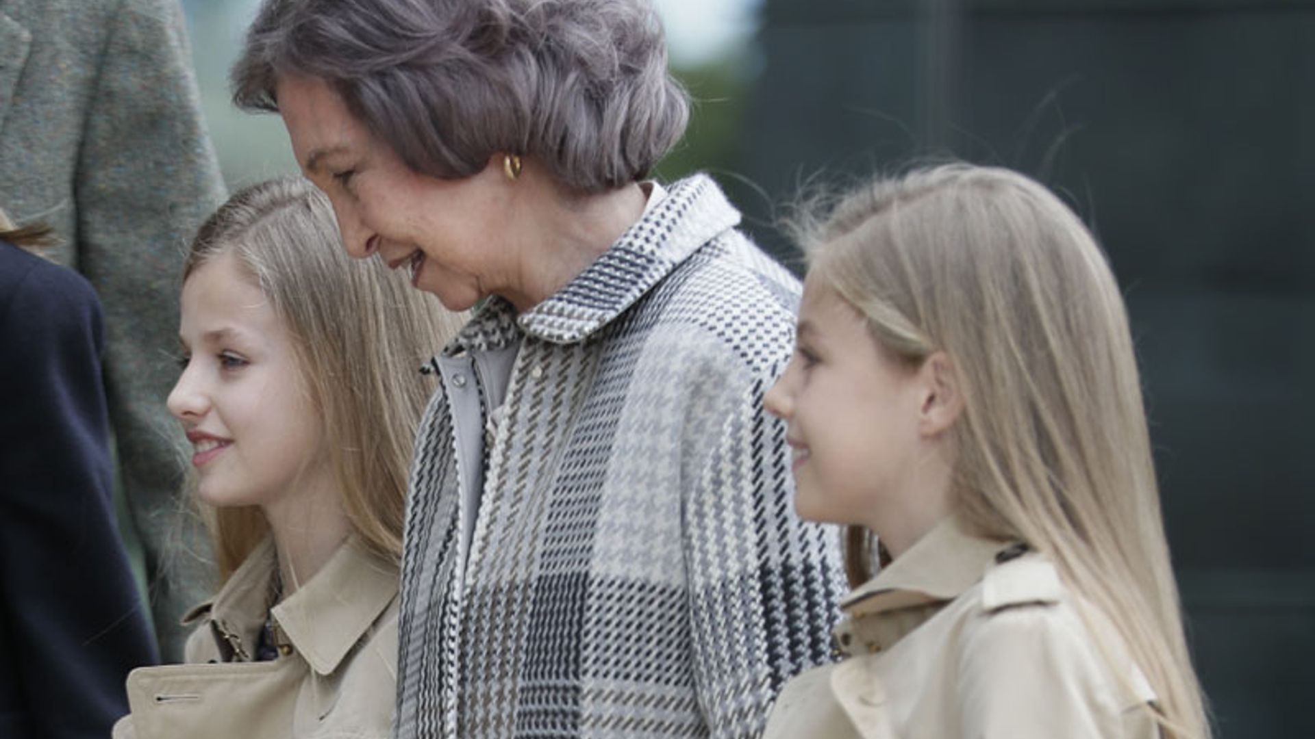 Las muestras de cariño de la princesa Leonor y la infanta Sofía a su orgullosa abuela