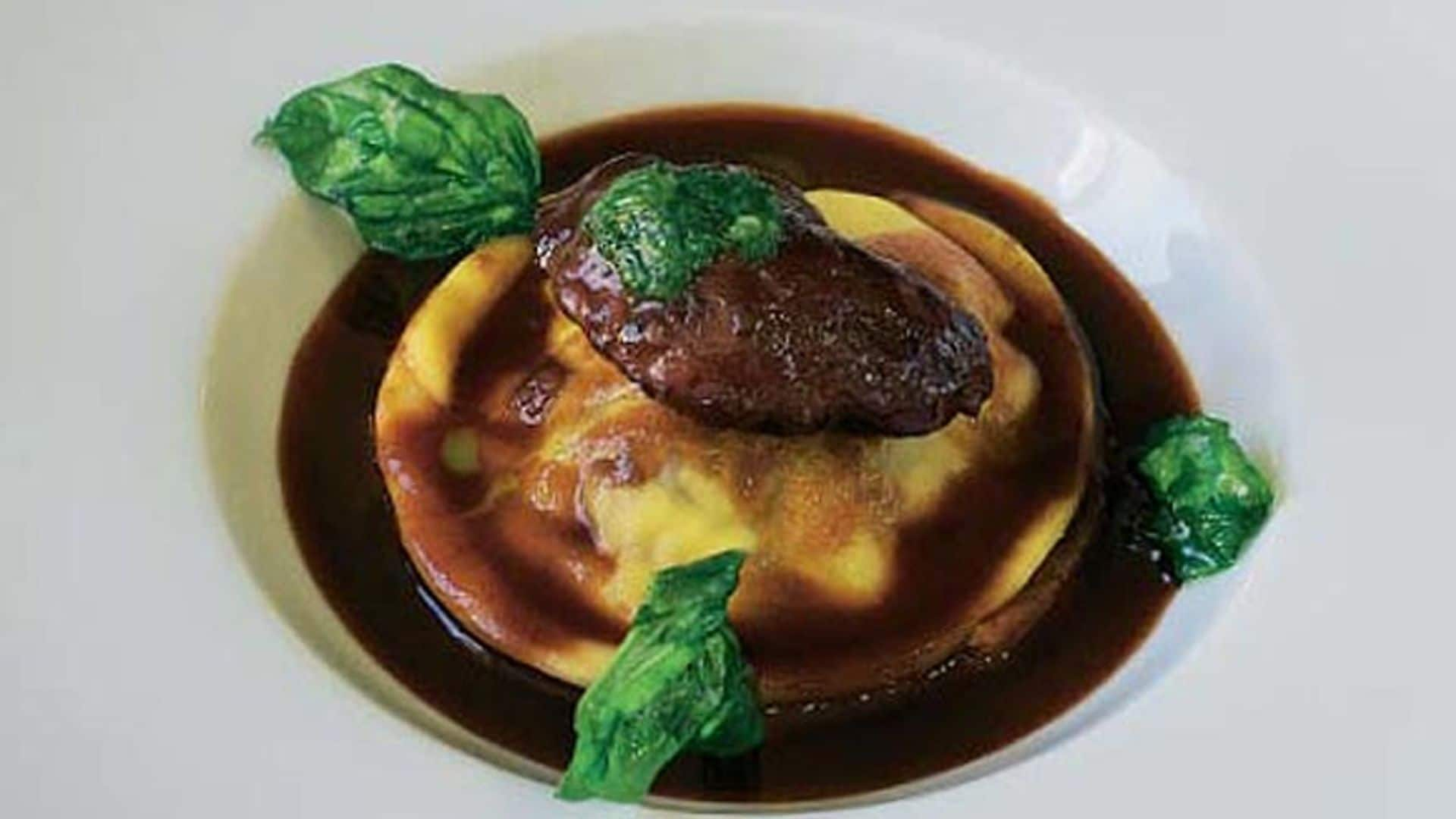 Raviolis de carrillera de cerdo braseada al vino tinto sobre fondue de tomate con albahaca