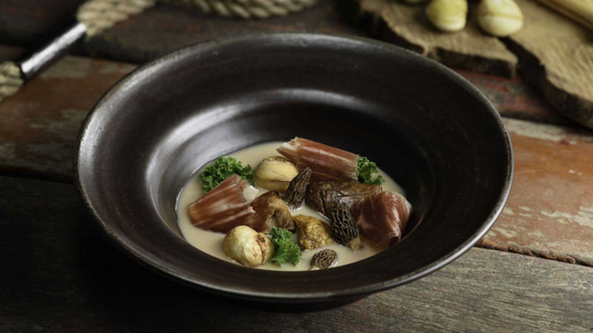 Jamón ibérico, sopa de castañas, setas de invierno y kale