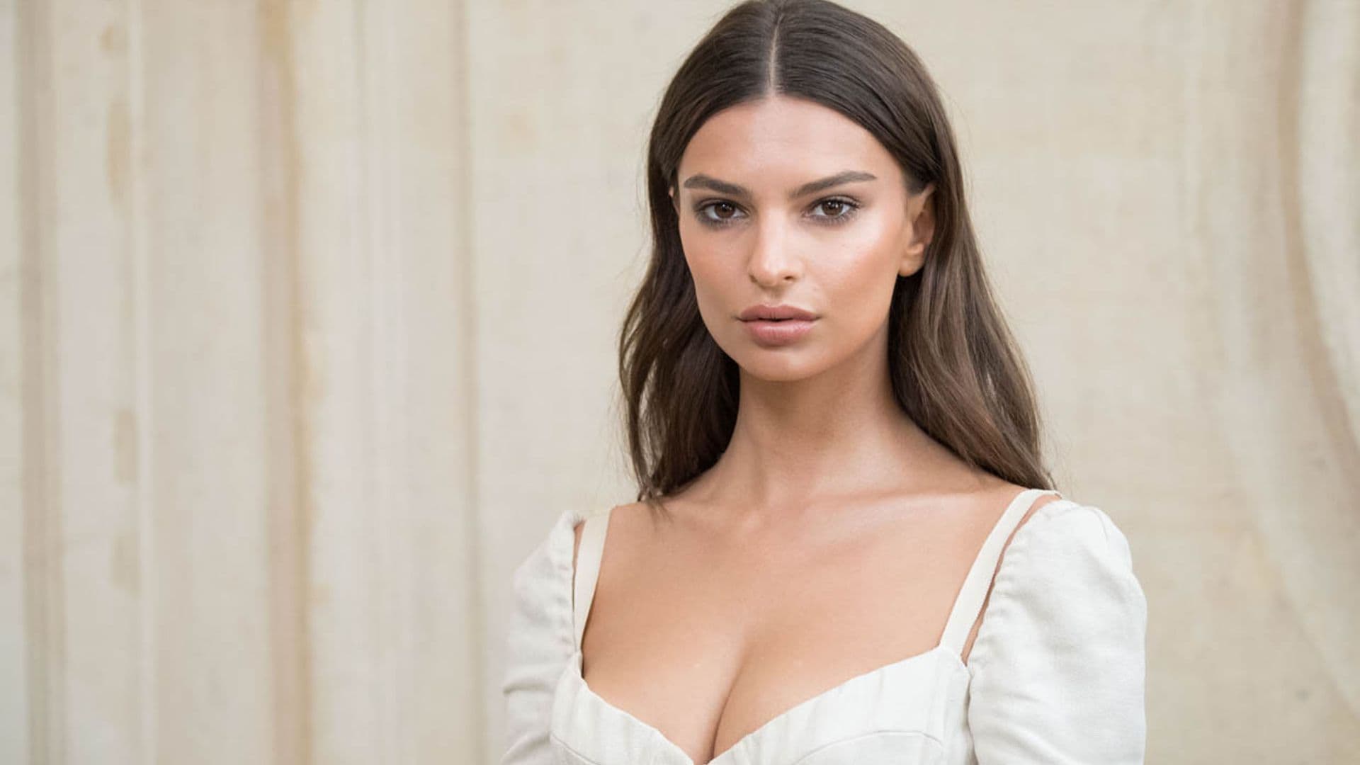 Solo Emily Ratajkowski podía convertir un traje masculino en el look más favorecedor