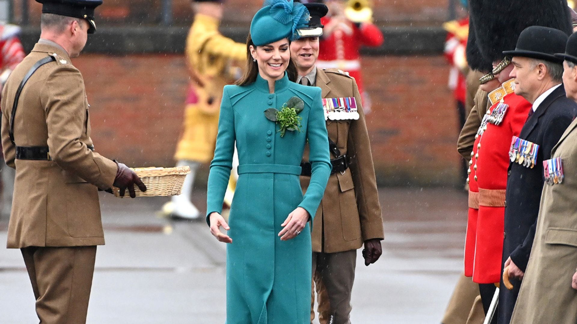 La princesa de Gales innova con su abrigo azulado y tocado de flor en el San Patricio más especial