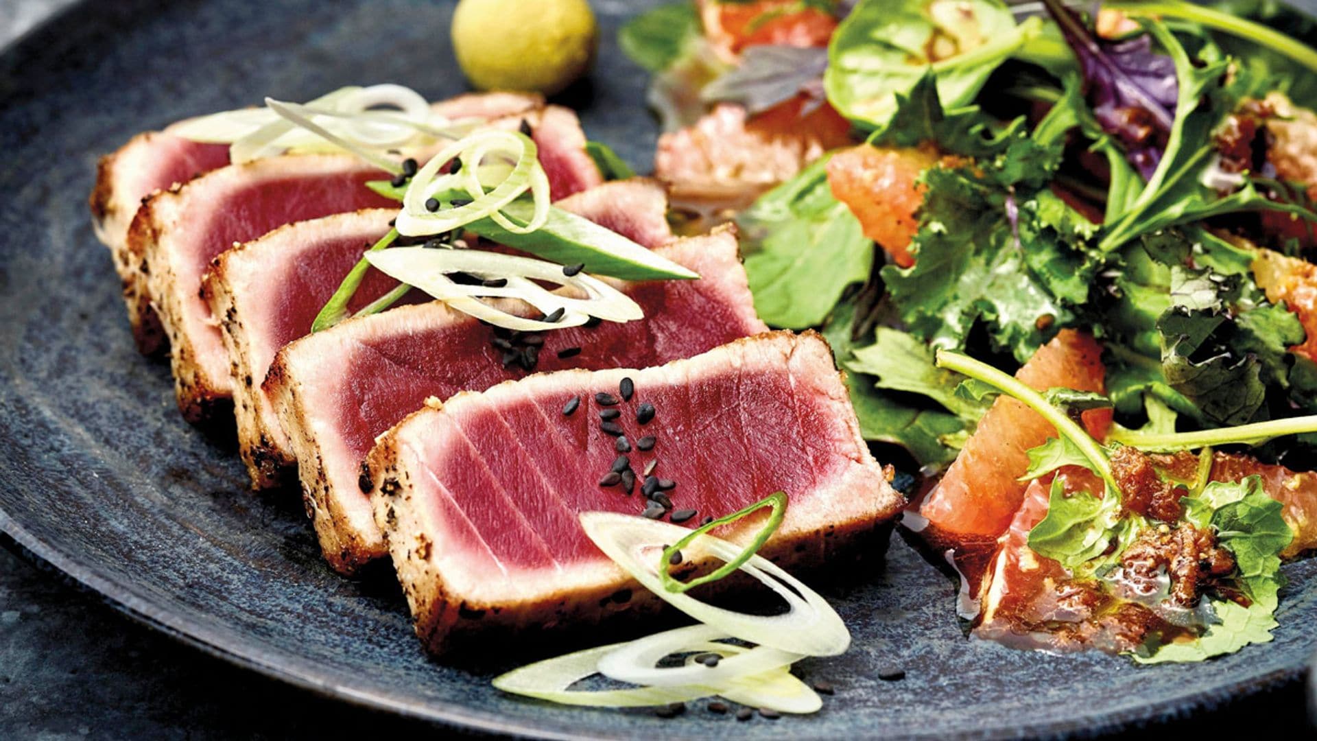 Tataki de atún con ensalada de naranja amarga