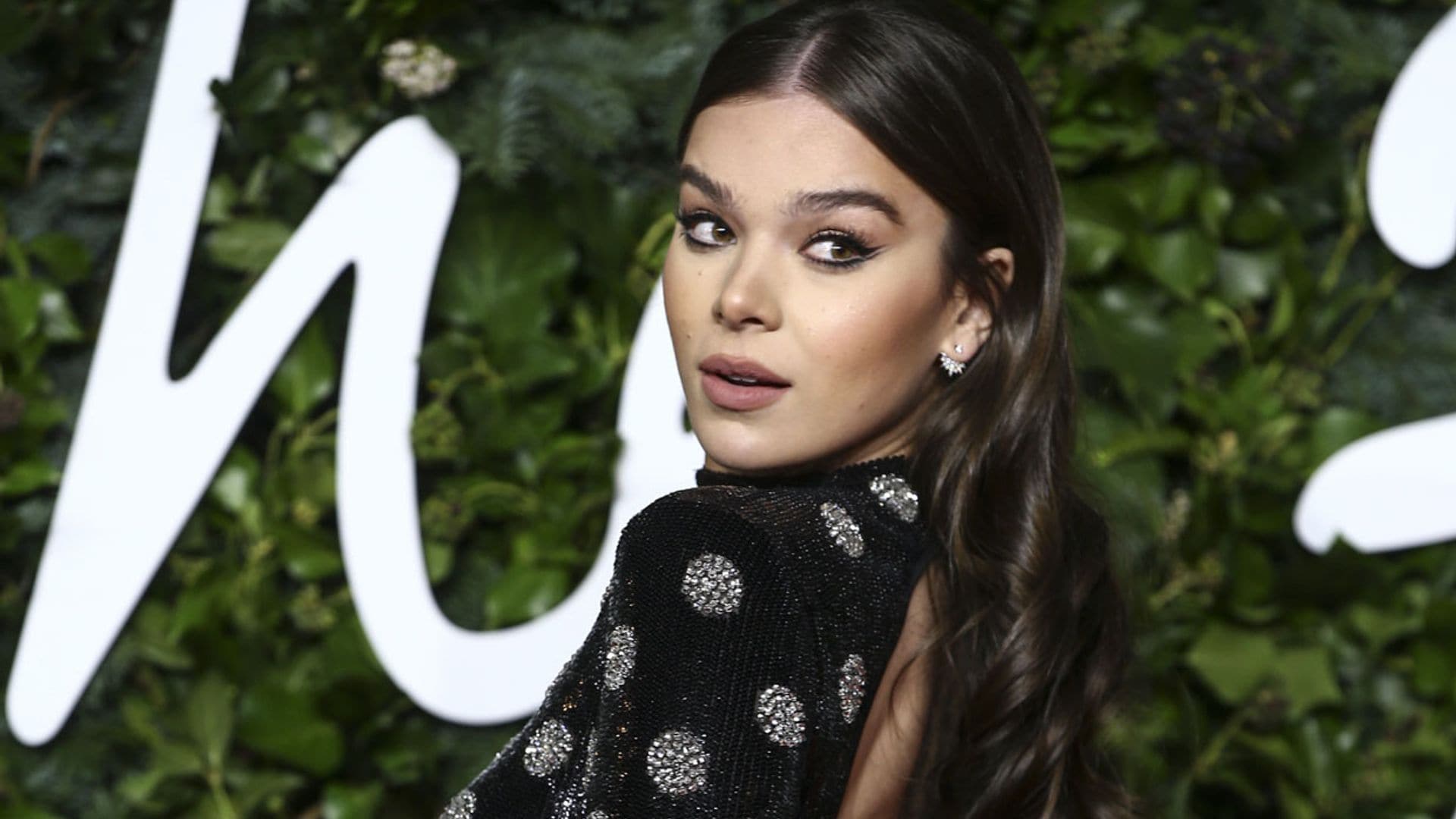 El innovador estilo de Hailee Steinfeld se cuela en el armario de una 'royal'