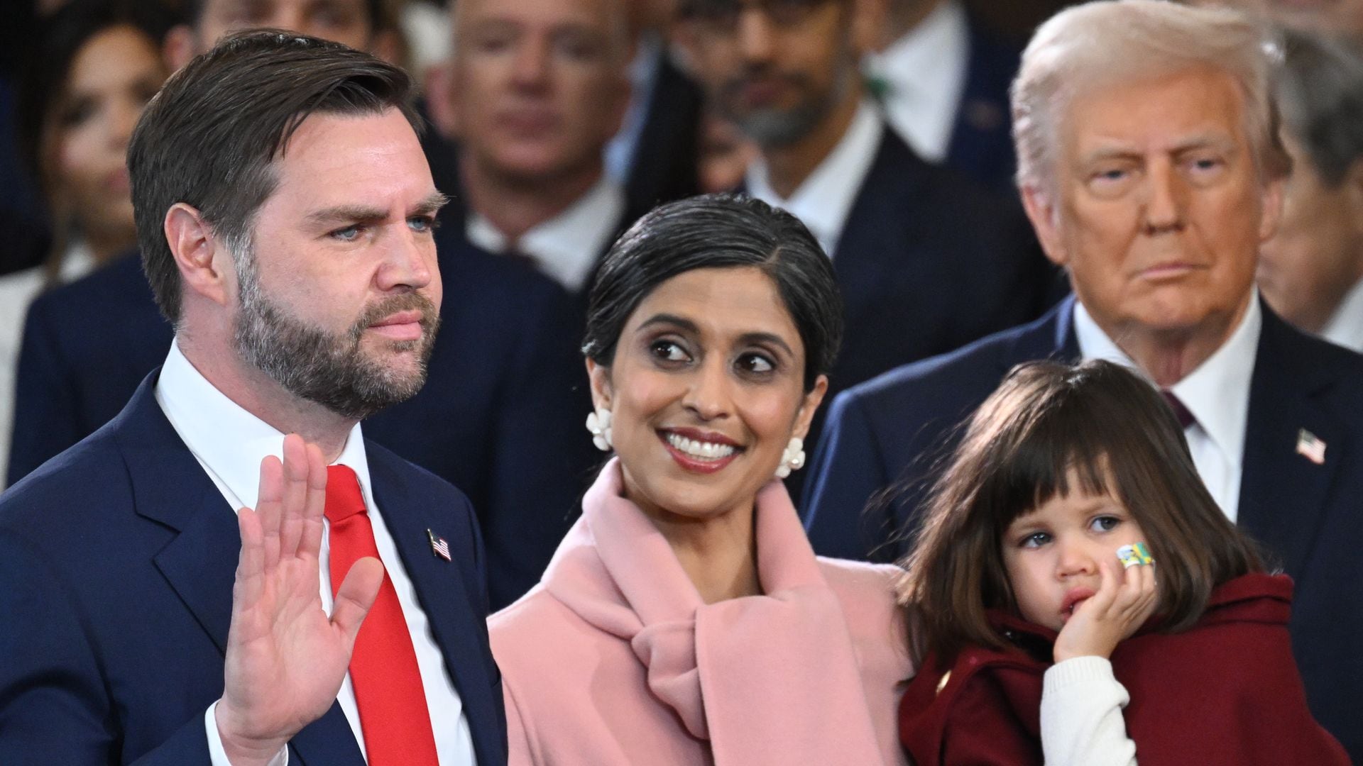 La adorable hija de JD Vance se 'roba el show' durante el juramento de su padre como vicepresidente