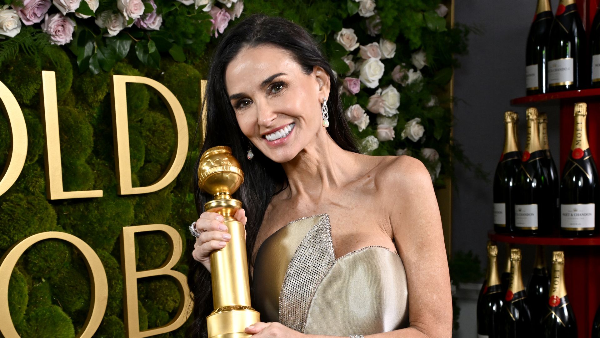 Los 15 momentos de los Globos de Oro: de la ovación a Demi Moore al misterioso anillo de Zendaya