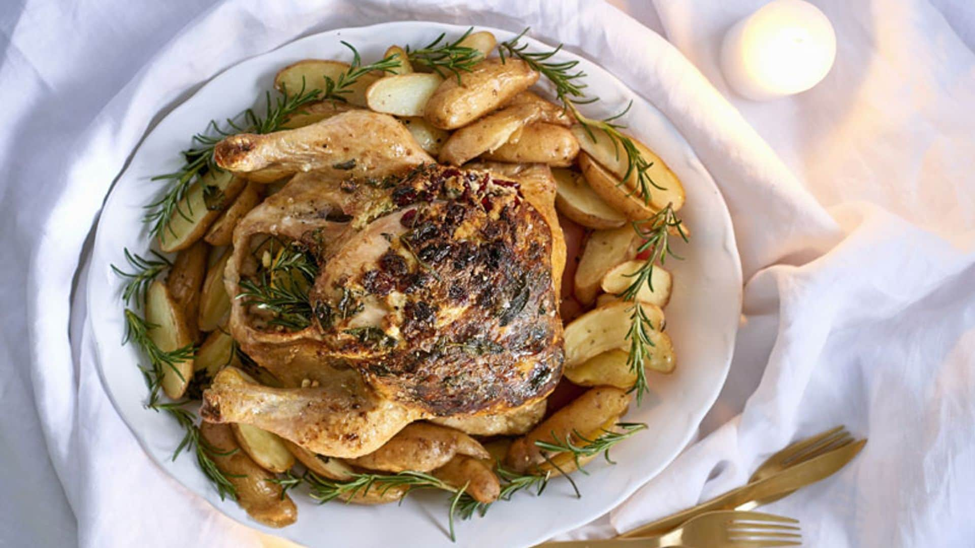 Pollo asado a las hierbas relleno de queso feta con patatas gajo