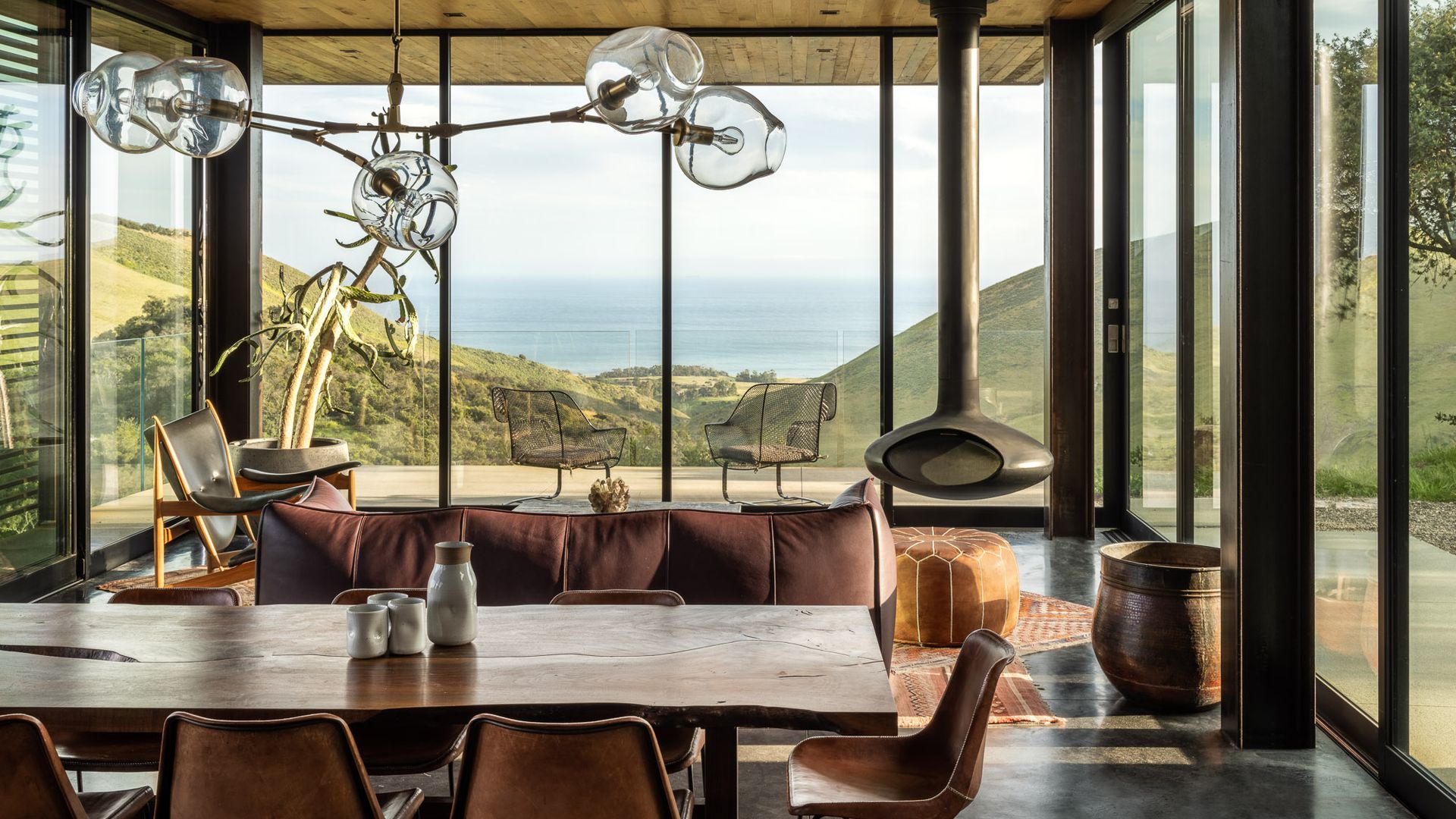 Salón y comedor rodeado de paredes de cristal