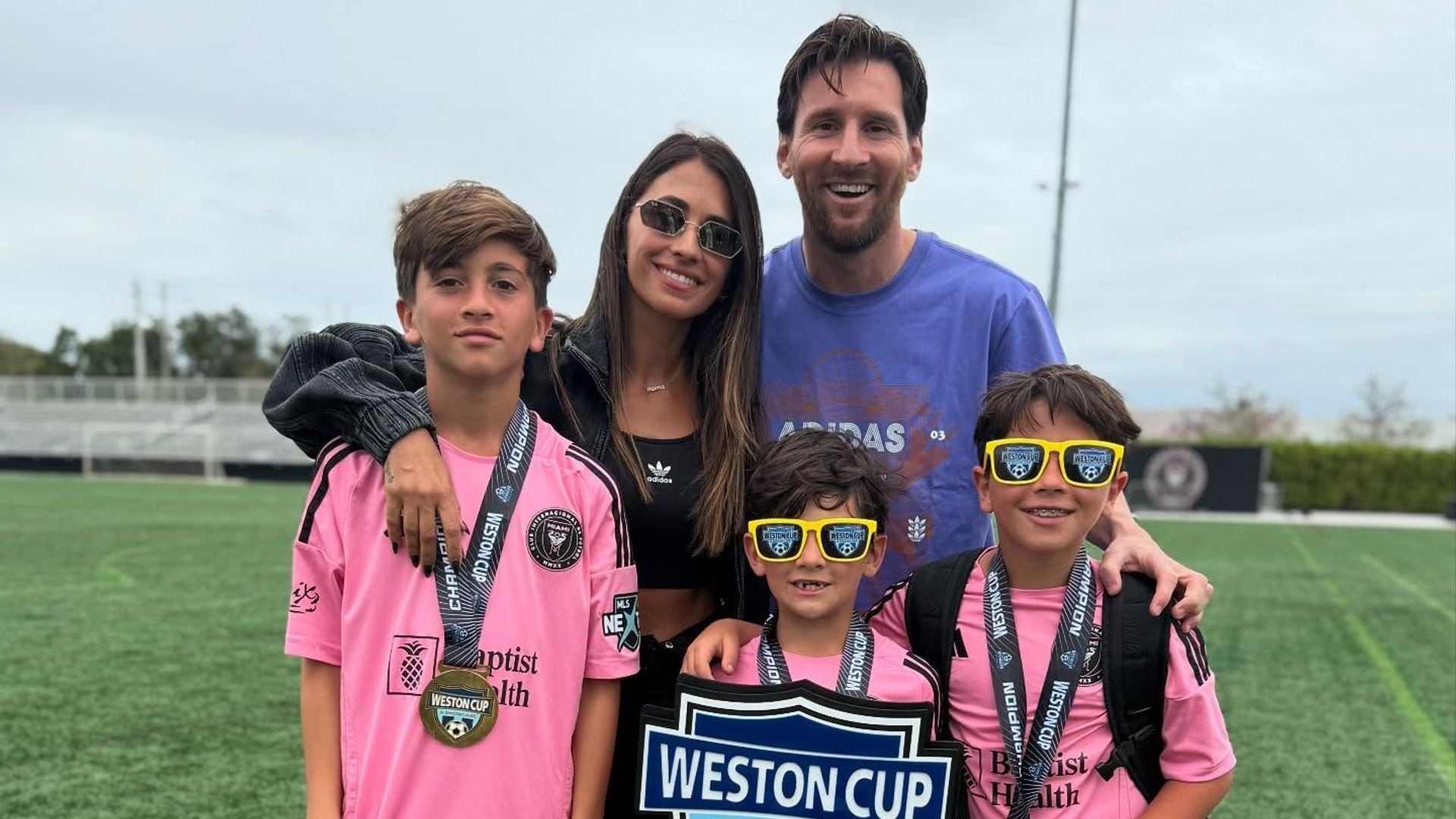 Antonela Roccuzzo y Leo Messi celebran el nuevo logro de sus tres hijos sobre la cancha