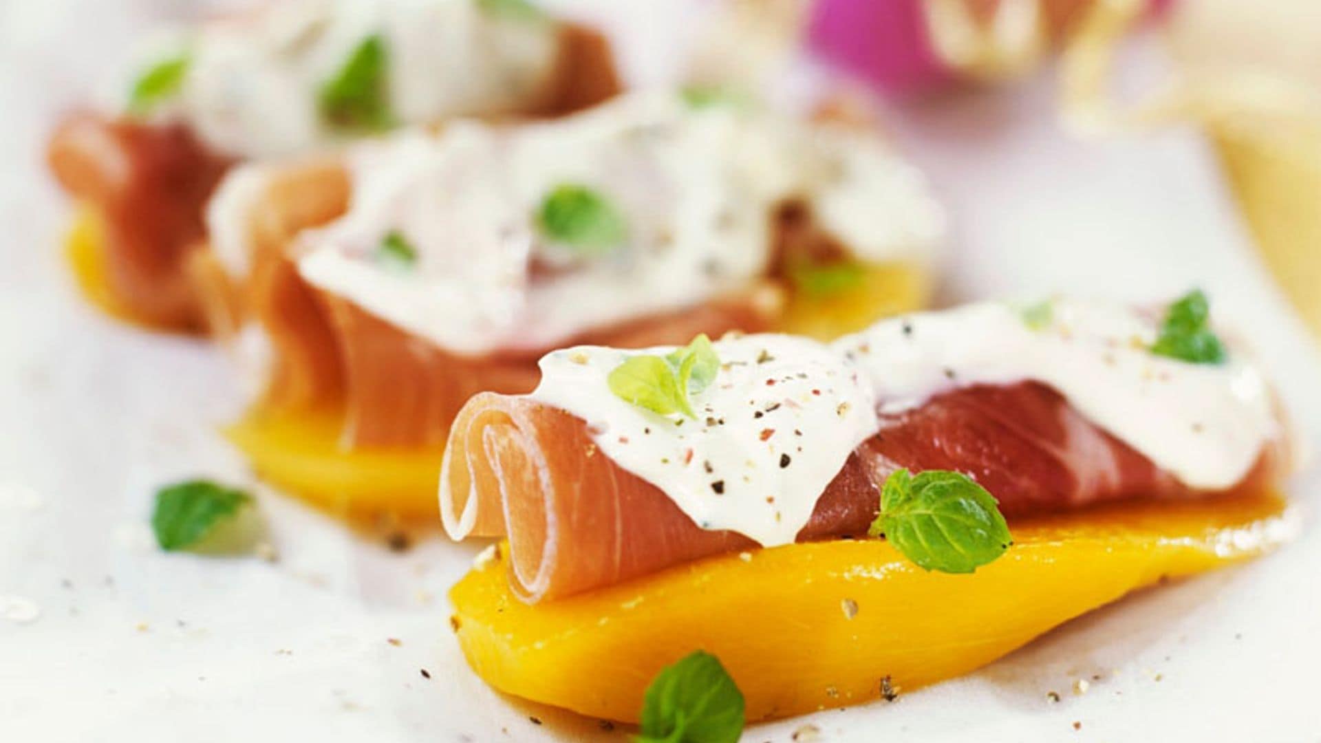 Rollitos de jamón, mozzarella y mango