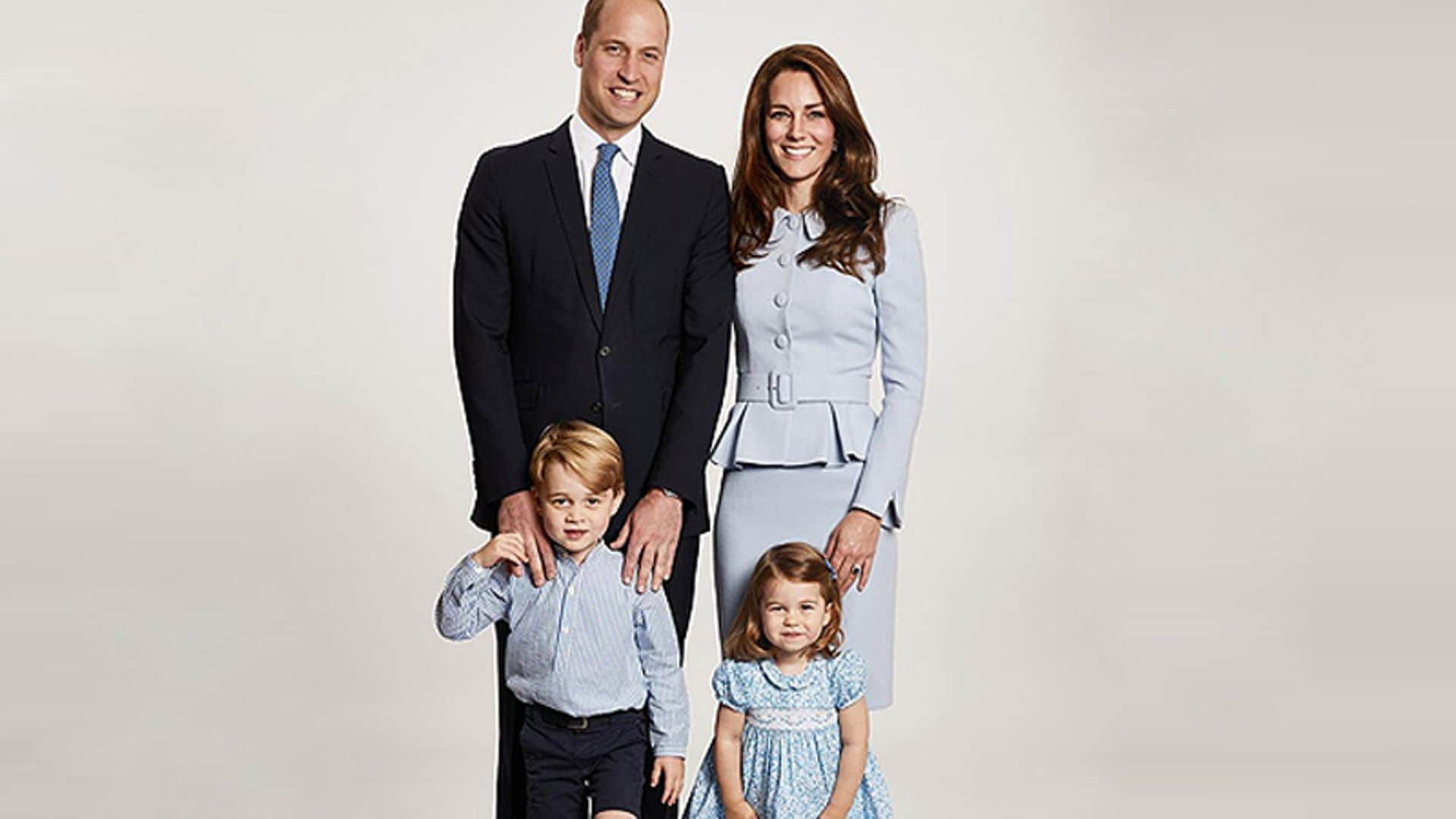 La Duquesa de Cambridge reutiliza su traje azul 'royal' para felicitar la Navidad