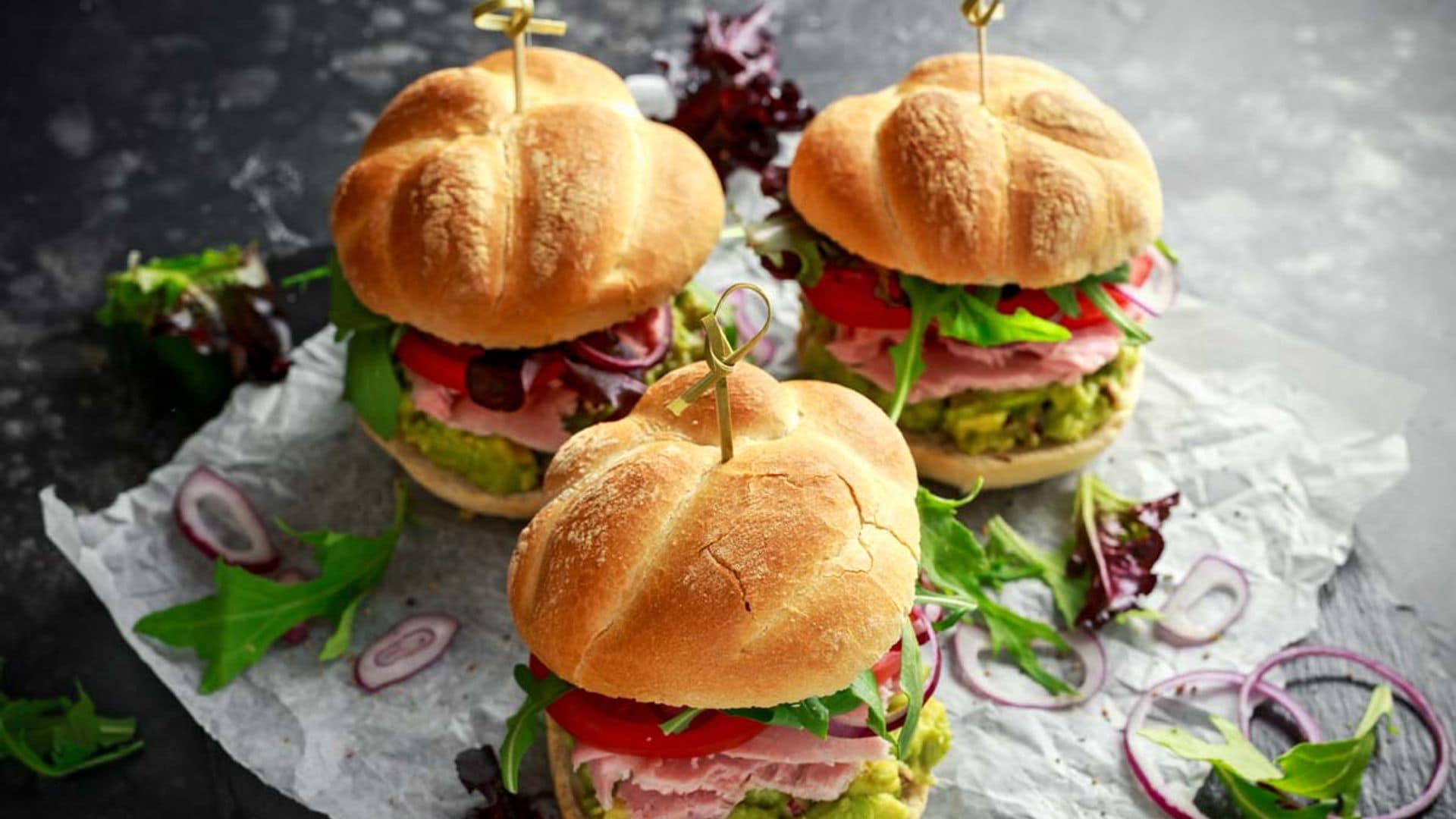 Bocadito de atún con aguacate y vegetales