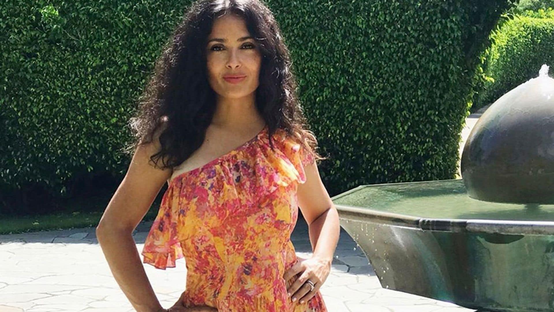 Salma Hayek impacta a sus fans con una espectacular foto en bañador