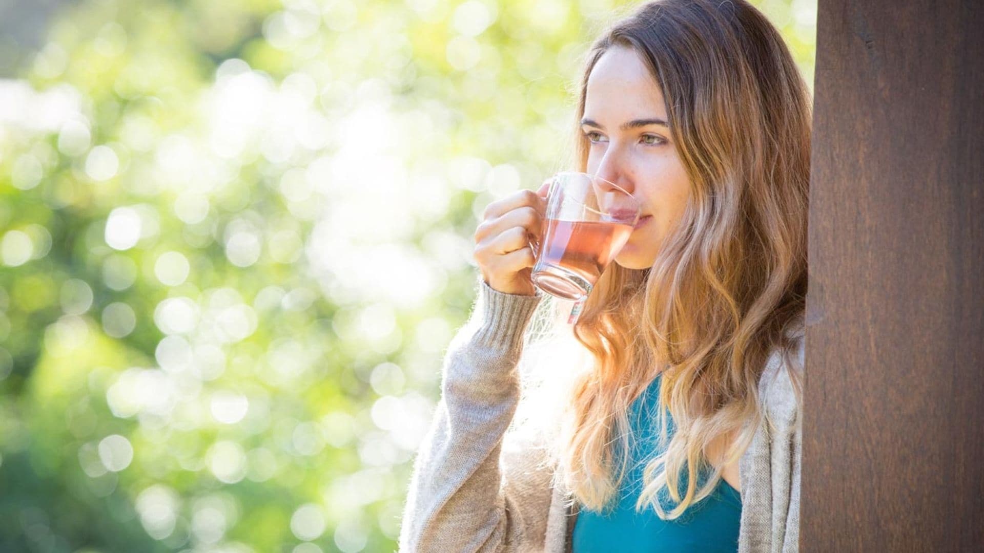 mujer tomando infusion