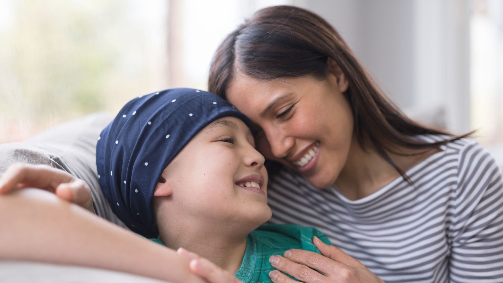 Madre abraza a su hijo, con cáncer