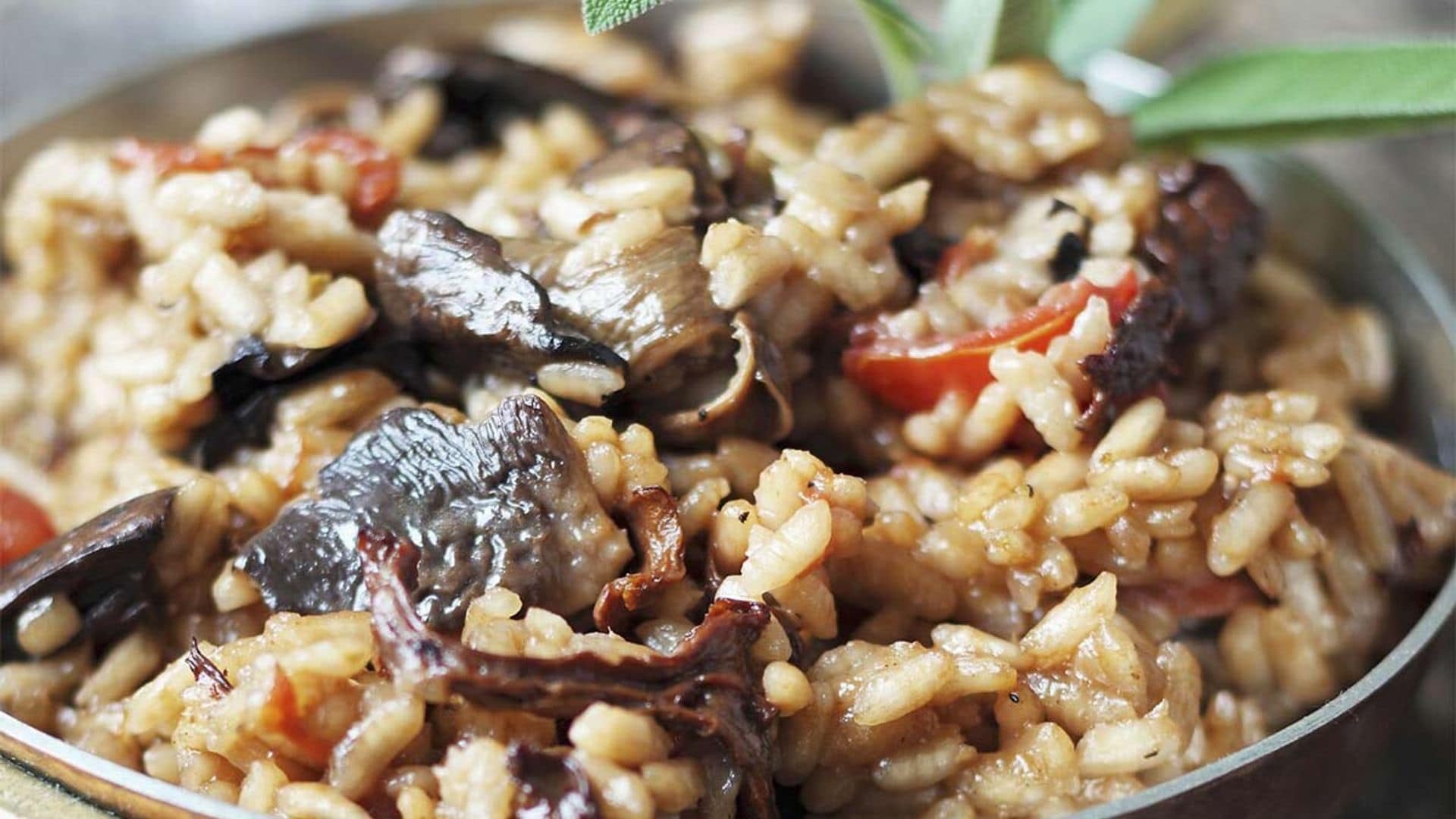 Arroz con setas y tomate