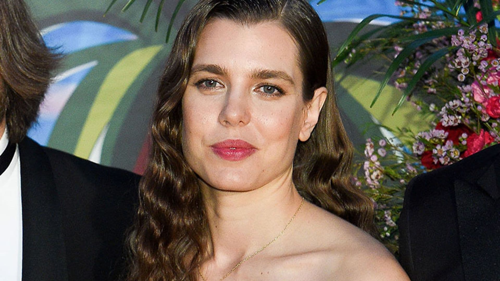 Carlota Casiraghi se transforma en una princesa 'vamp' para acudir al Baile de la Rosa