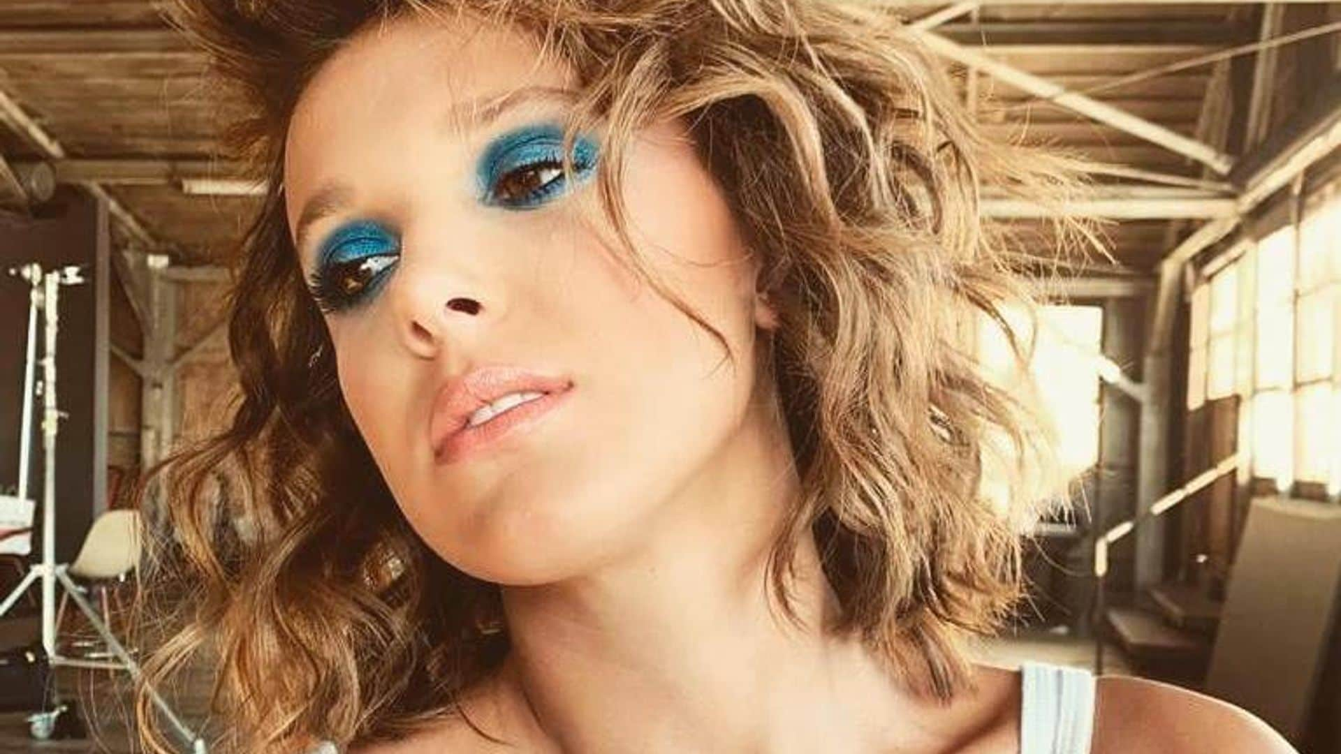 Millie Bobby Brown y otras celebs que se han sumado a la tendencia de sombras de ojos azules