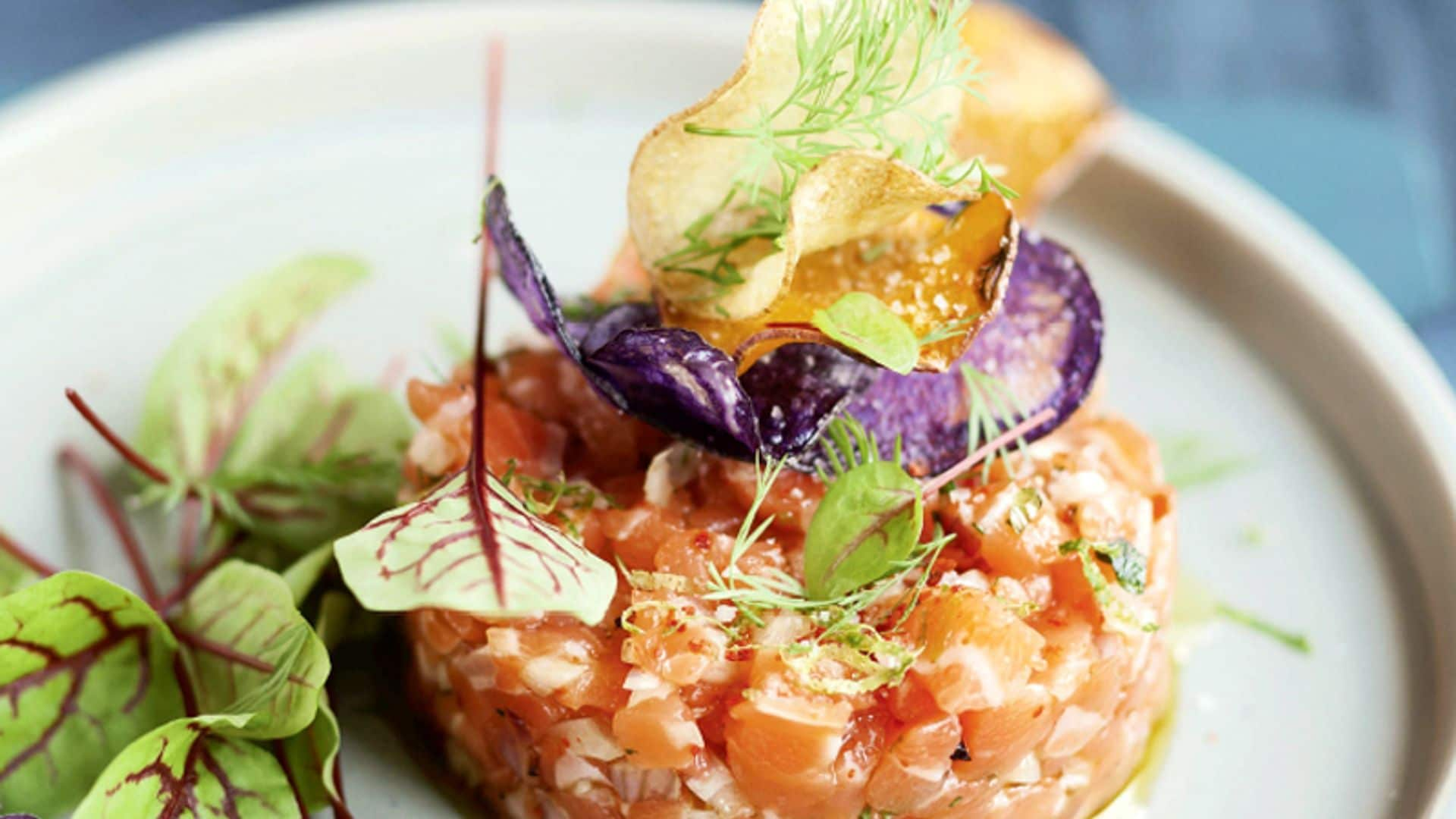 Tartar de salmón con ‘chips’ de patata