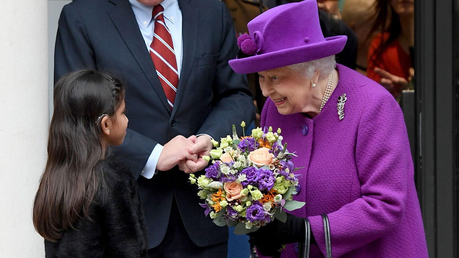 La reina Isabel II llevó ortodoncia y ahora consuela a los niños con su historia