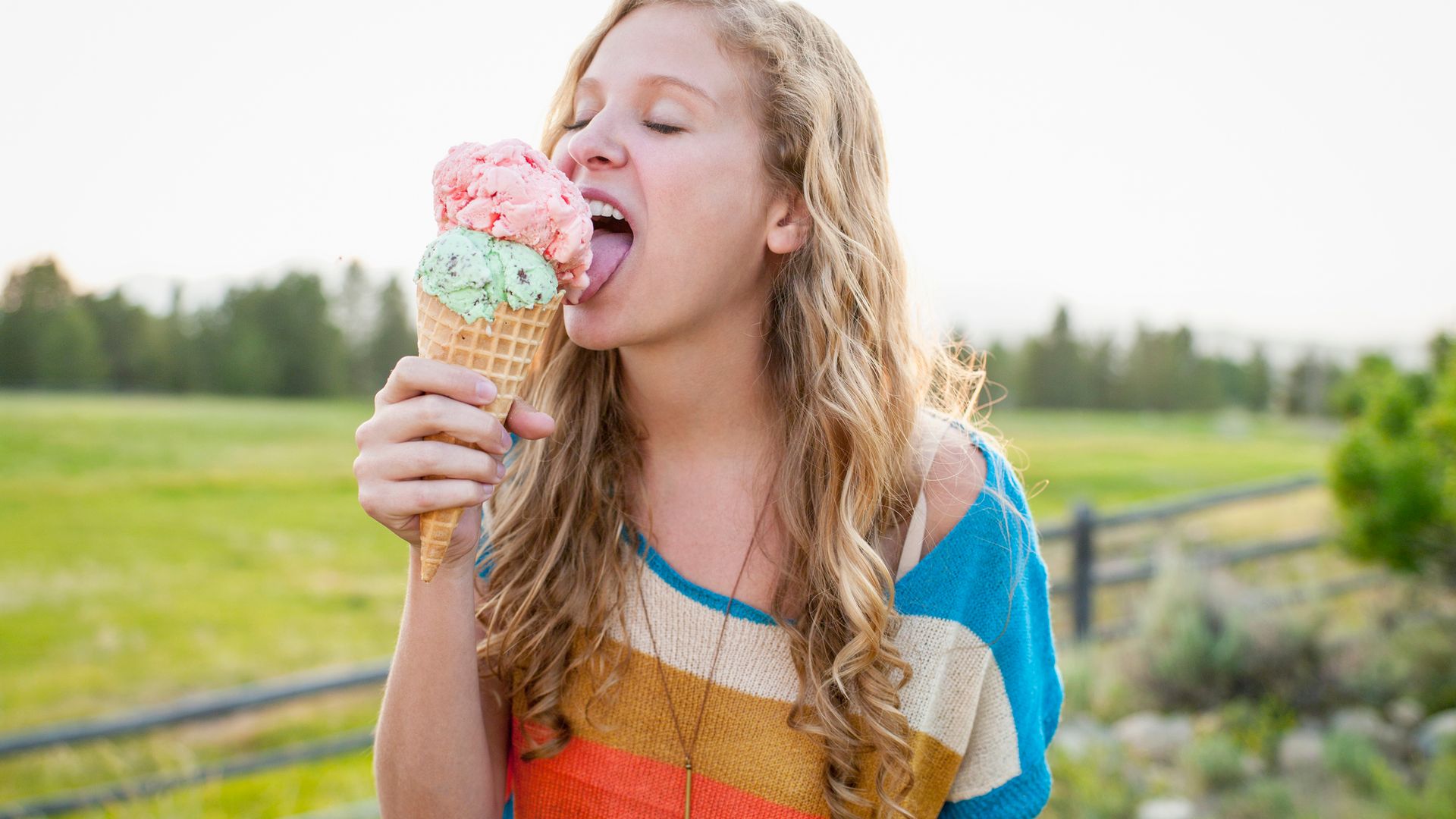 Mujer comiendo un helado enorme