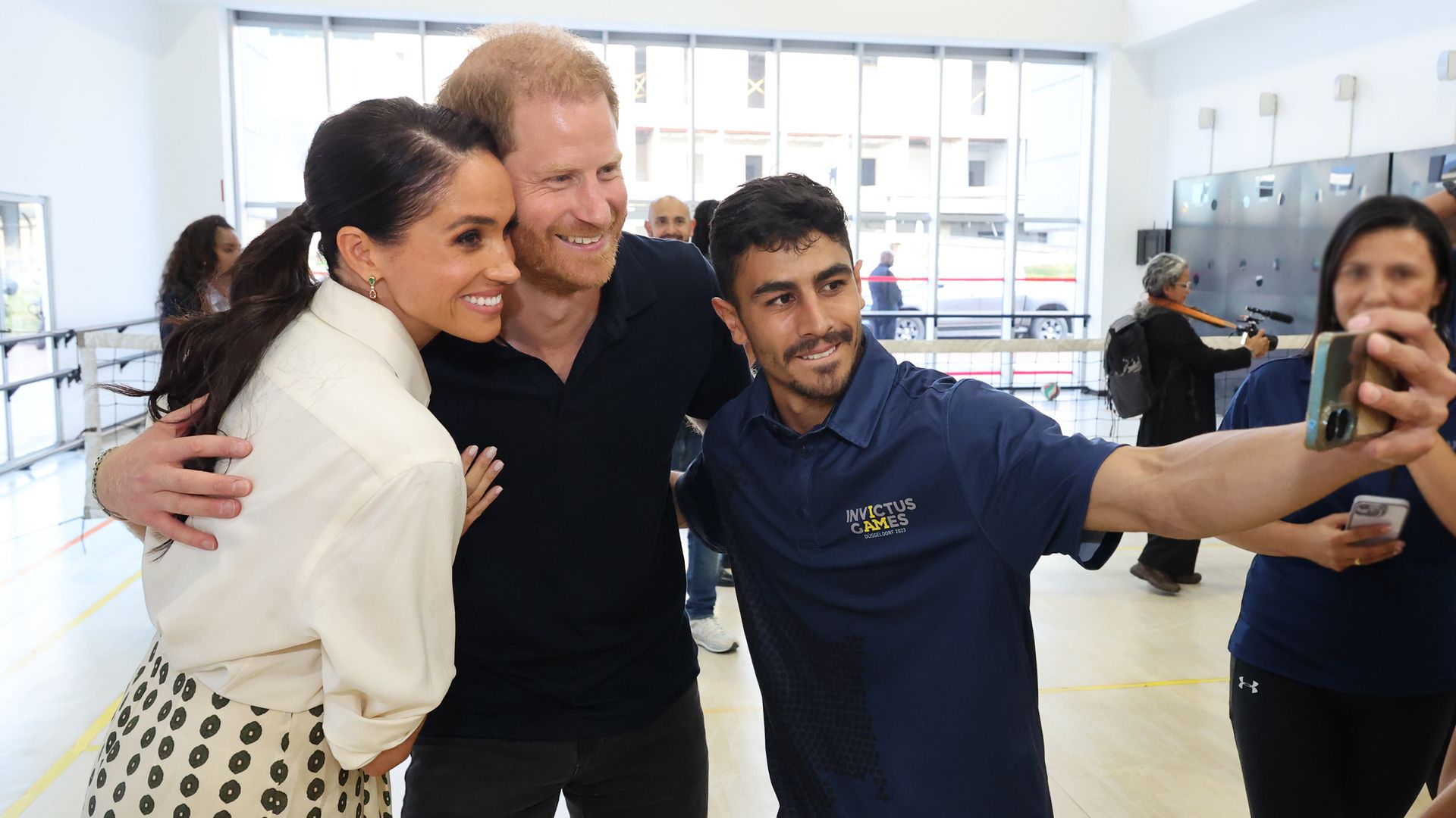 Así está siendo el viaje de los duques de Sussex por Colombia: jugando al voleibol, hablando español y sacándose 'selfies'