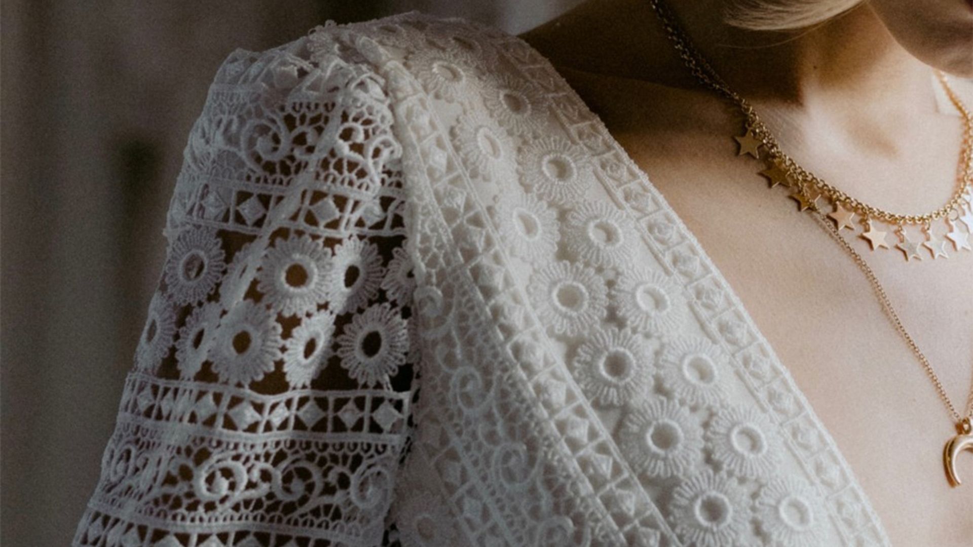 Collares y otras joyas ideales para novias que se casan con escote en 'V'