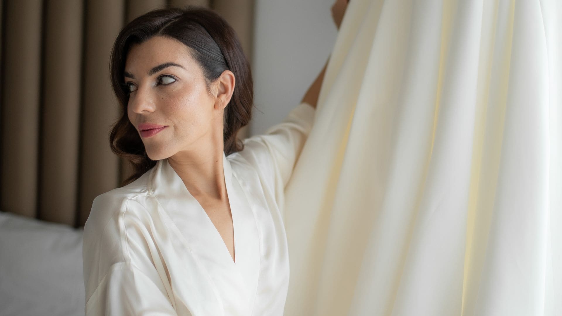 Ester, la novia que eligió un vestido palabra de honor y joyas con mensaje para su boda en Sitges