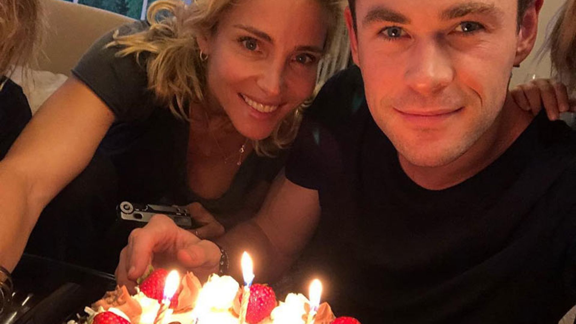 Un 'ataque ninja' y la risueña felicitación de Elsa Pataky en la fiesta de cumpleaños de Chris Hemsworth