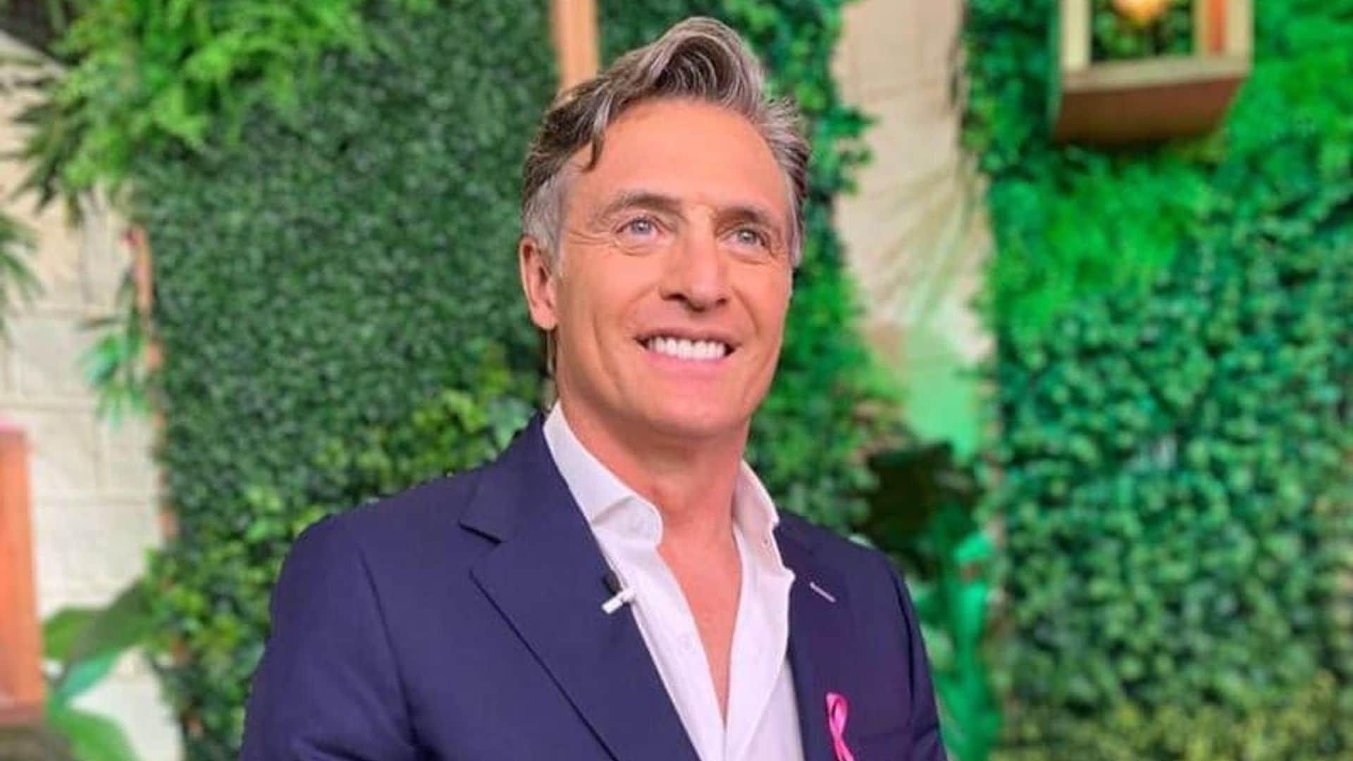 Juan Soler vuelve a la conducción del programa 'Sale el Sol' junto a su novia, Paulina Mercado