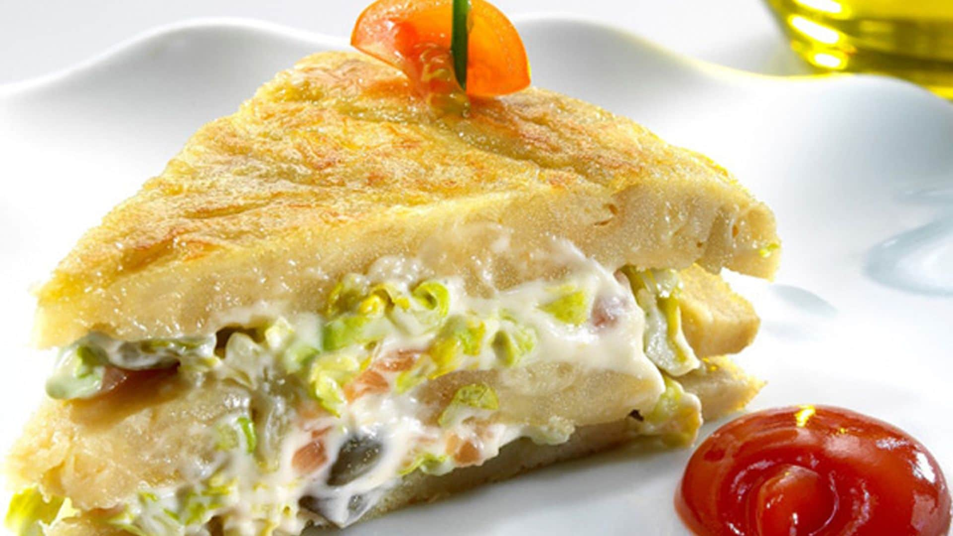 Pincho de tortilla española rellena con ensalada de salmón ahumado