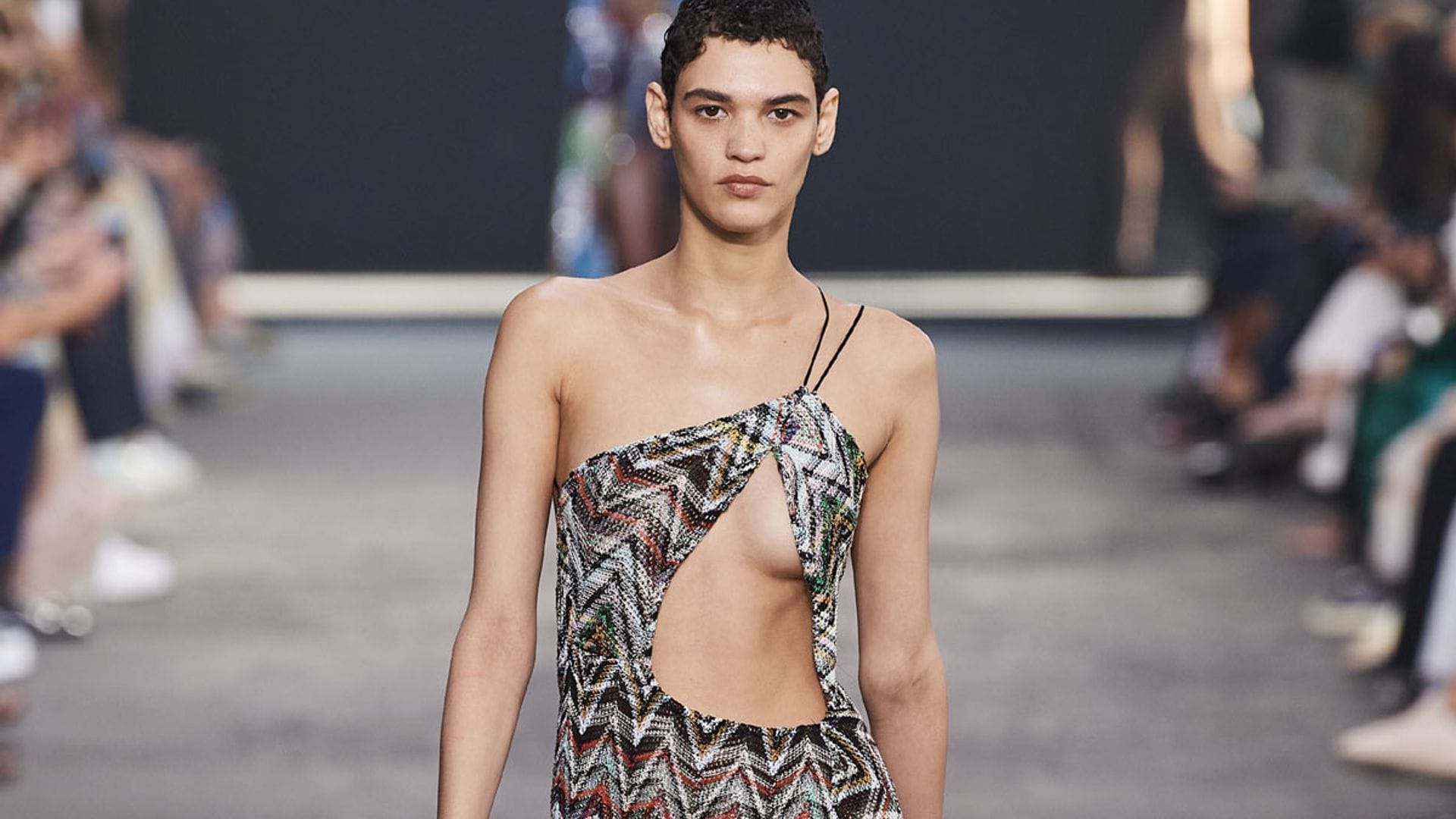 Aberturas, escotes tendencia y metalizados actualizan los diseños icónicos de Missoni